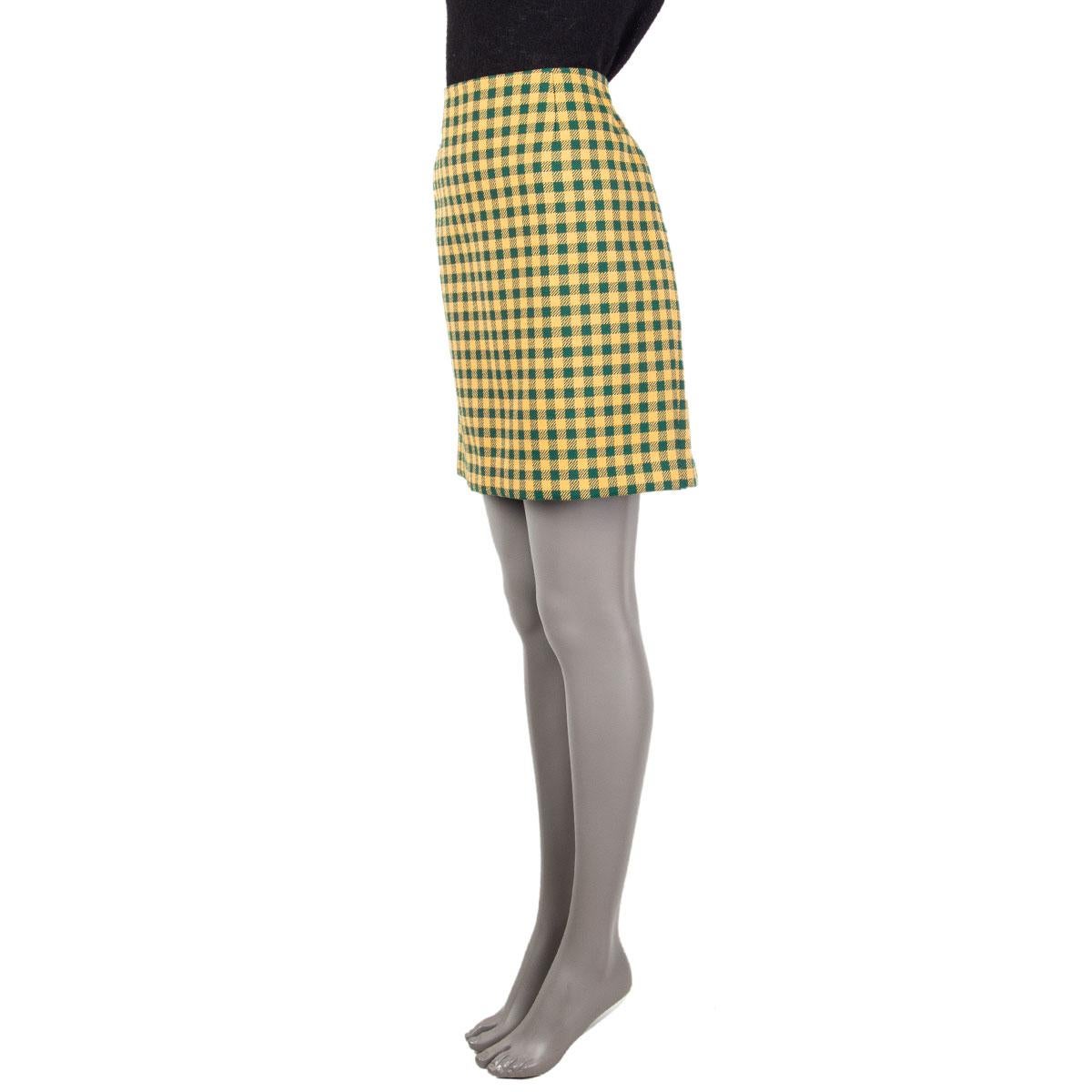 Prada gingham skirt in mustard and green wool (55%), polyester (44%) and nylon (1%). Comes with a short slit on the back. Unlined. Opens with a zipper on the side. Has been worn and is in excellent condition.

Tag Size 48
Size XXL
Waist 88cm