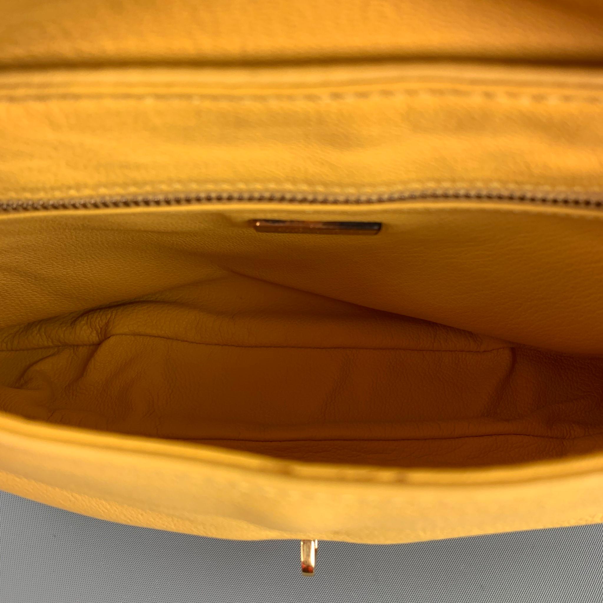 PRADA - Sac à main en cuir jaune à lanière en chaîne dorée 1