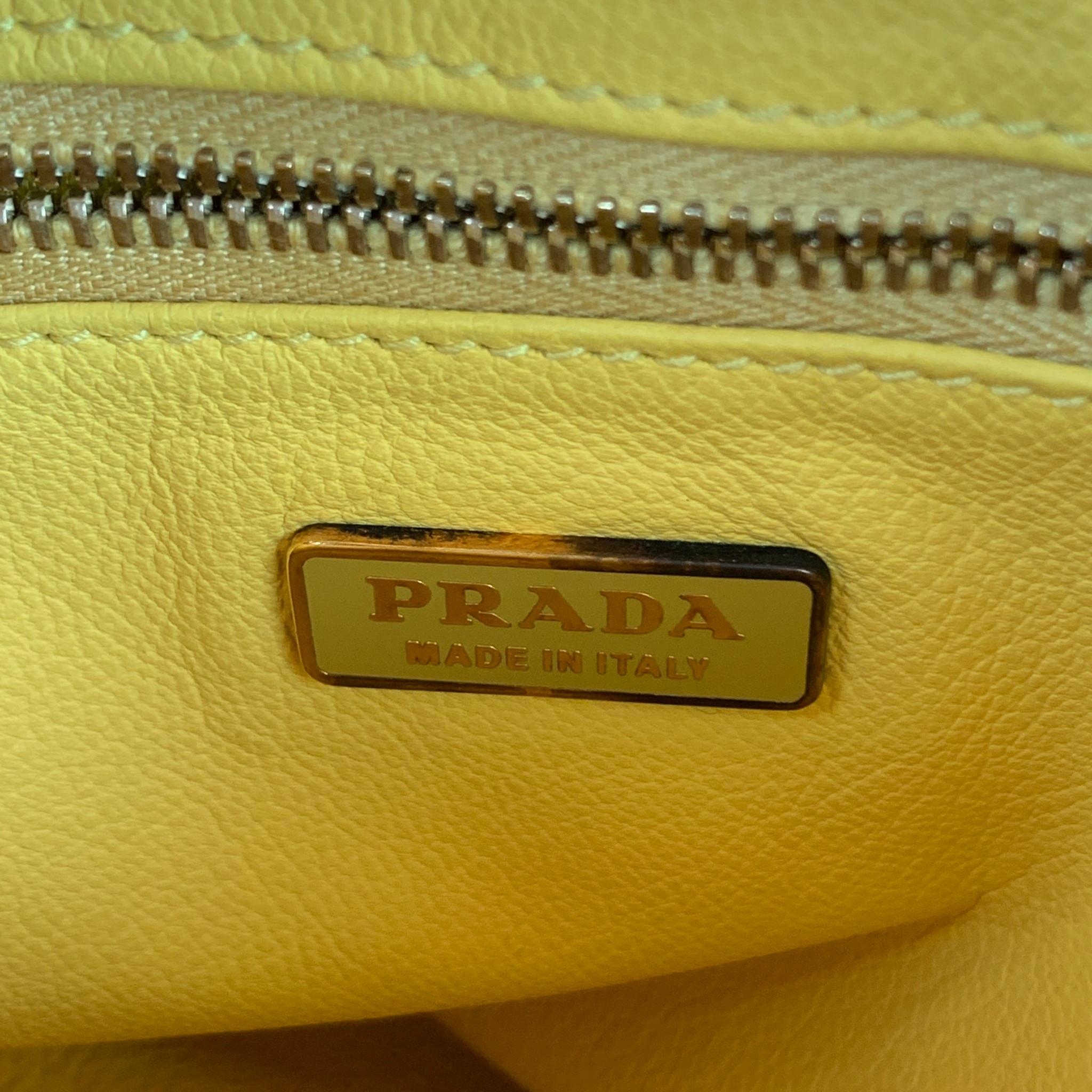 PRADA - Sac à main en cuir jaune à lanière en chaîne dorée 2