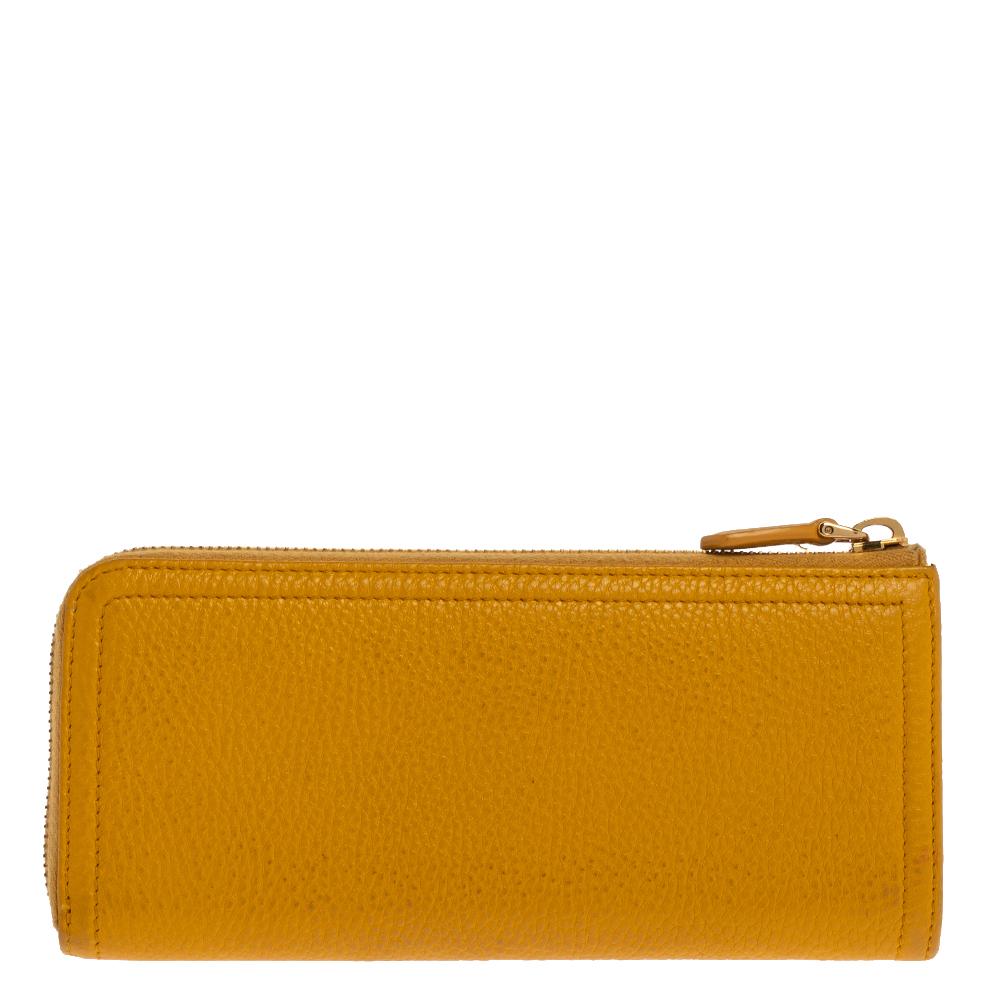 Sewn beautifully using the leather, this Prada wallet stands for resistance and durability. Sleek and compact, the bag features a spacious lined interior and gold-tone hardware. The wallet is surely going to accompany your days with ease.

Includes: