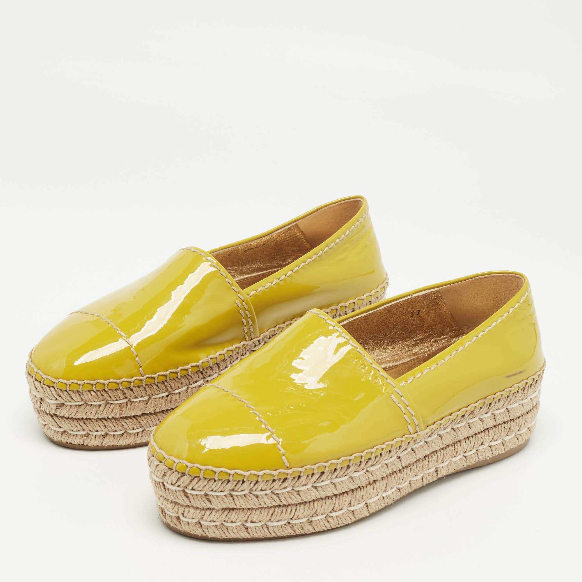 Ces mocassins de Prada sont non seulement très attrayants, mais aussi très bien confectionnés. Les mocassins en cuir verni ont une forme confortable et complèteront n'importe quel look.