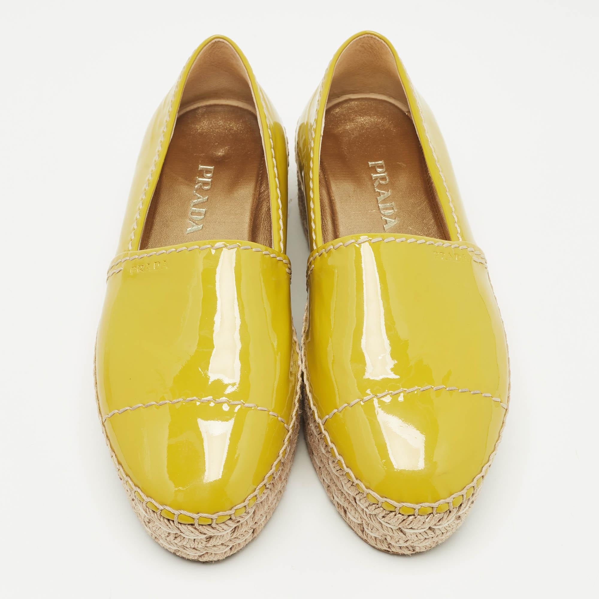 Jaune Prada - Mocassins espadrilles en cuir verni jaune, taille 37 en vente