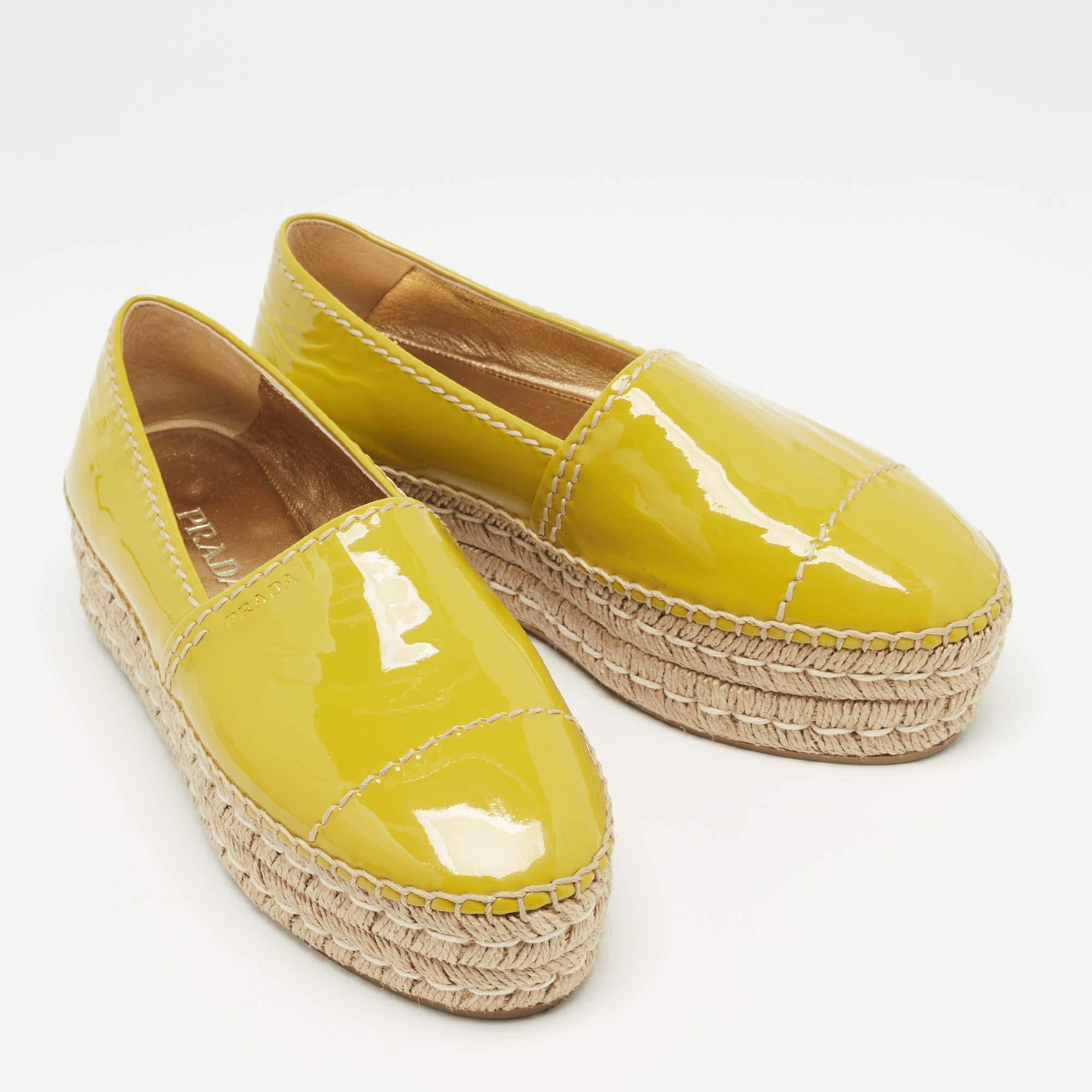 Prada - Mocassins espadrilles en cuir verni jaune, taille 37 Excellent état - En vente à Dubai, Al Qouz 2