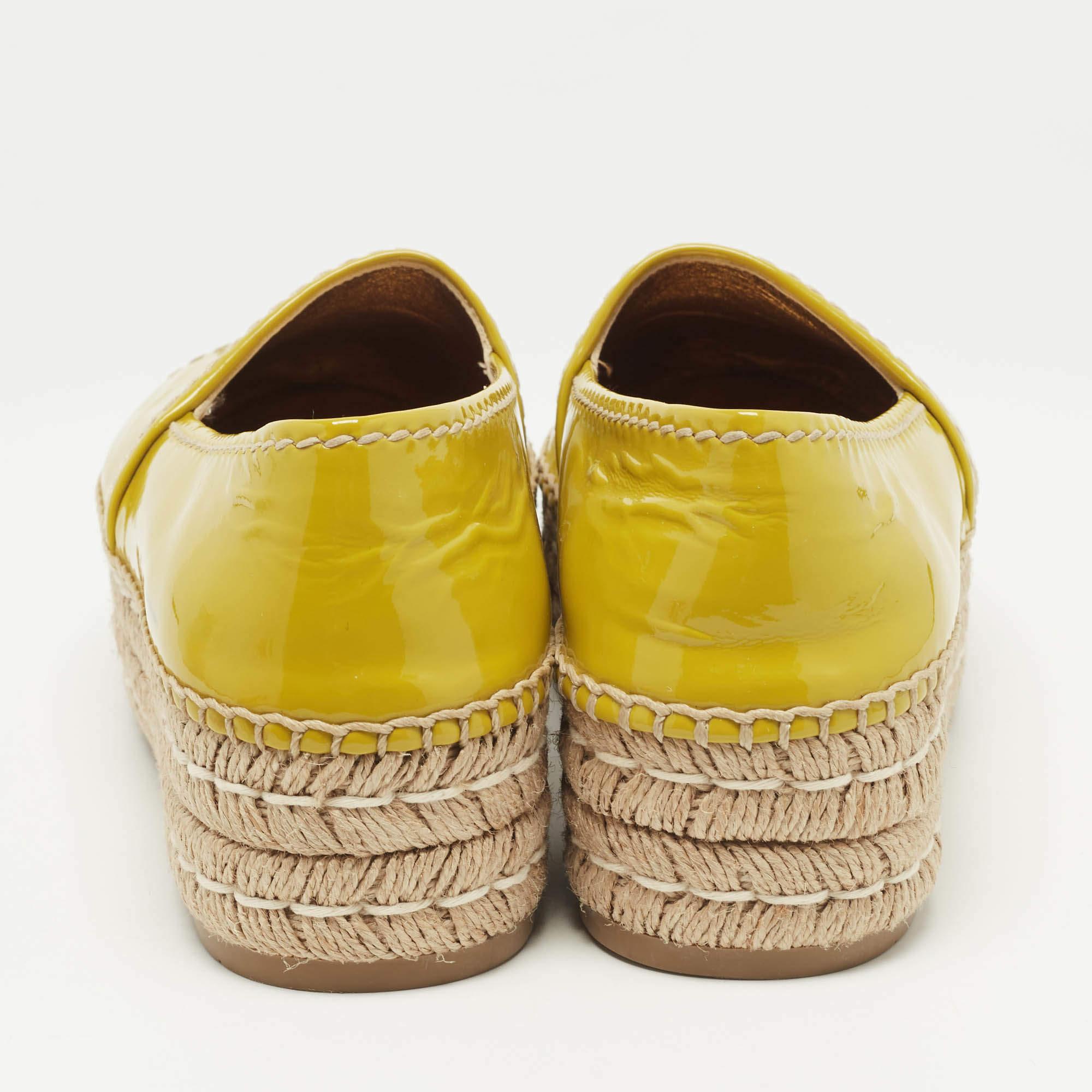 Prada - Mocassins espadrilles en cuir verni jaune, taille 37 Pour femmes en vente
