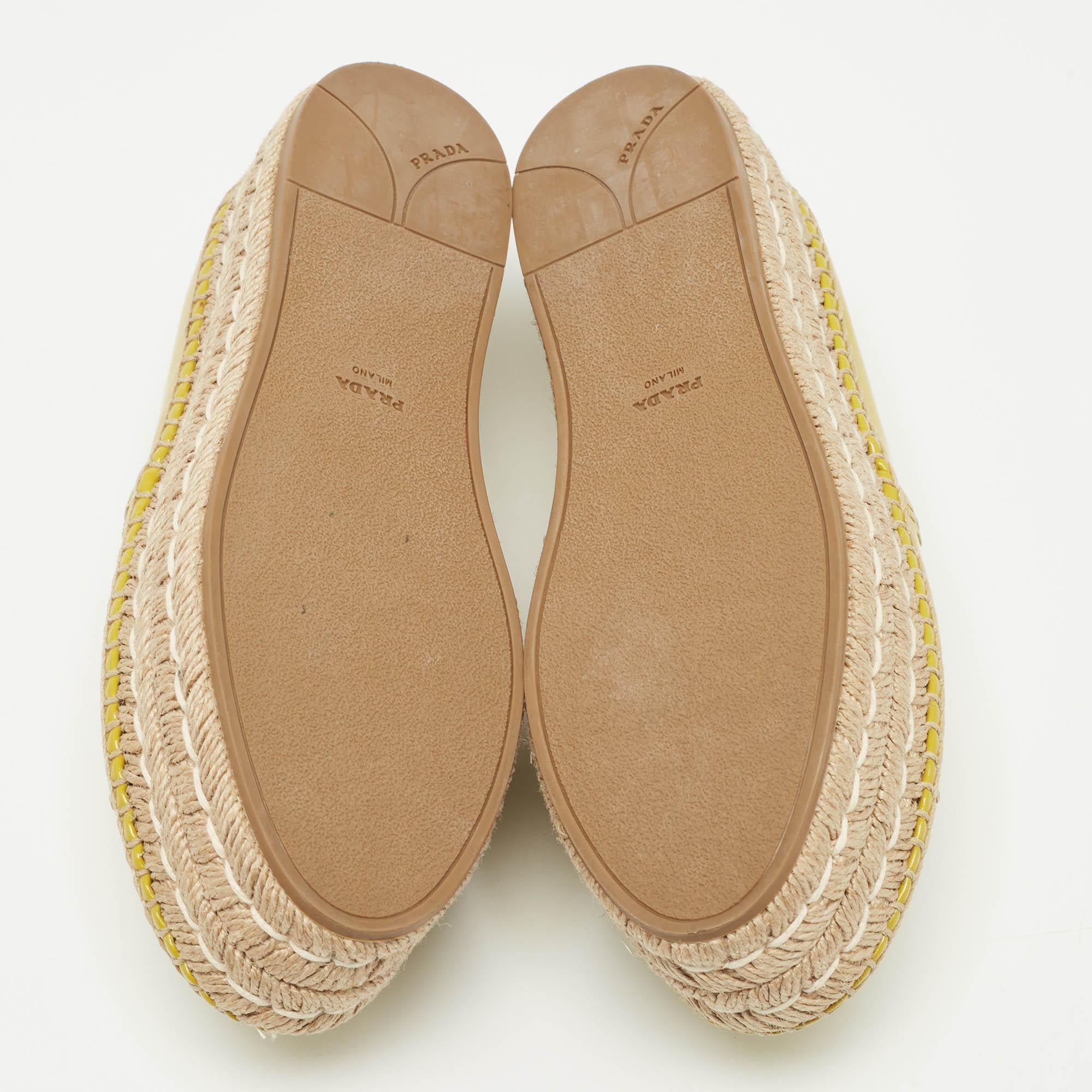 Prada - Mocassins espadrilles en cuir verni jaune, taille 37 en vente 1