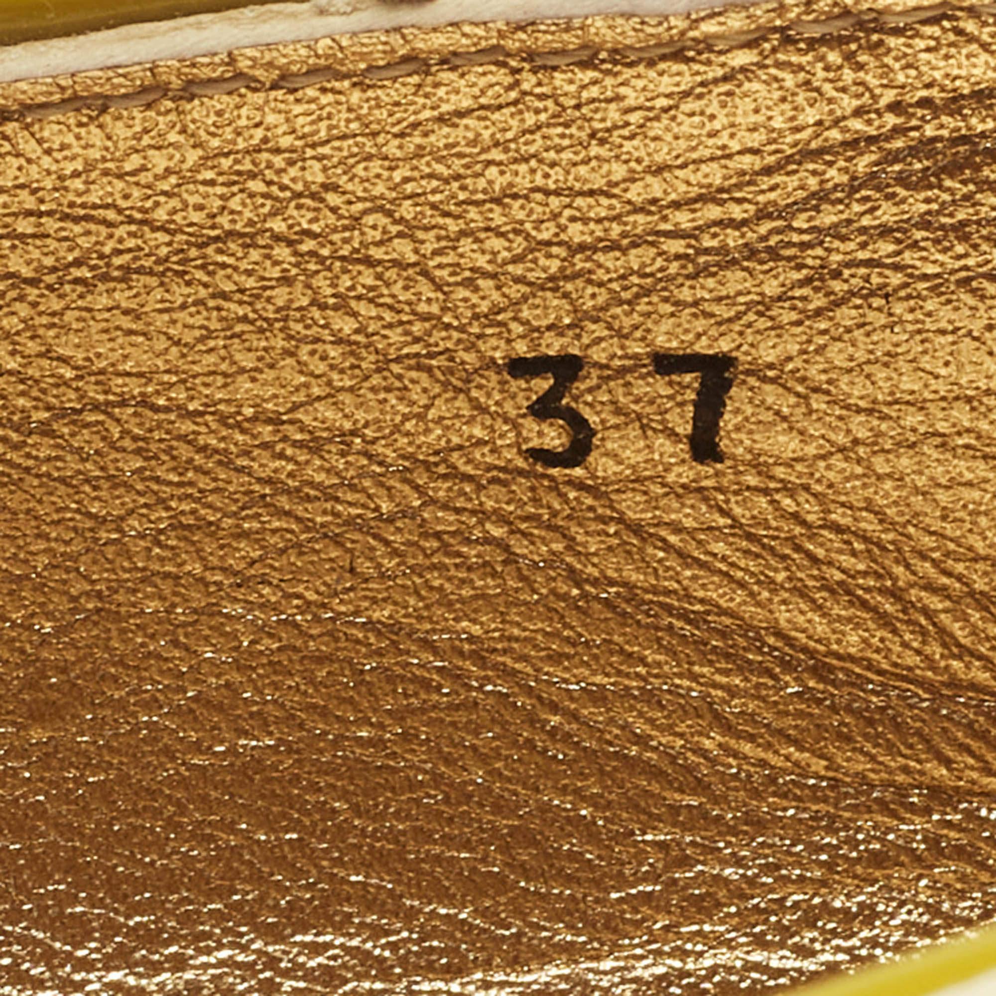 Prada - Mocassins espadrilles en cuir verni jaune, taille 37 en vente 2
