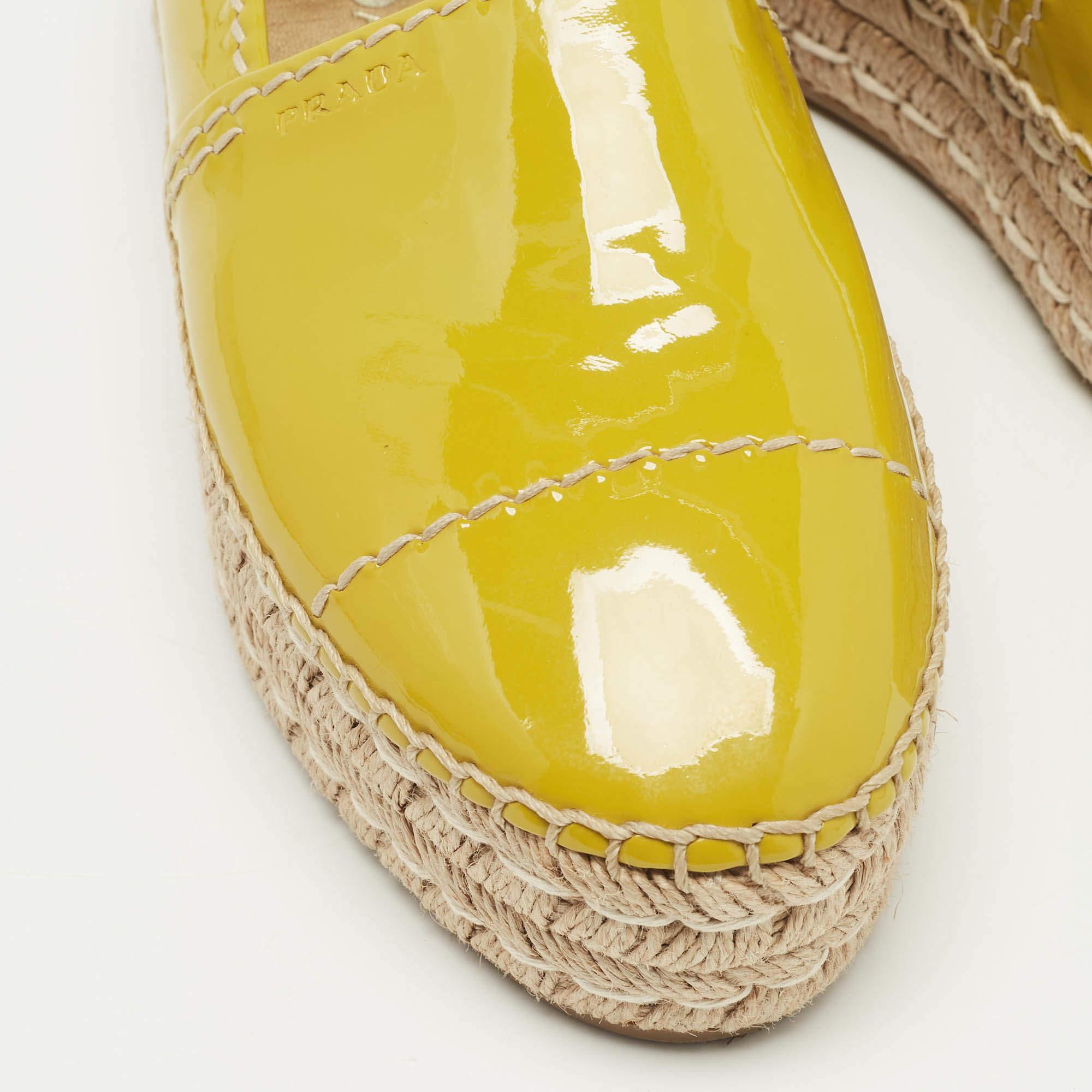 Prada - Mocassins espadrilles en cuir verni jaune, taille 37 en vente 3