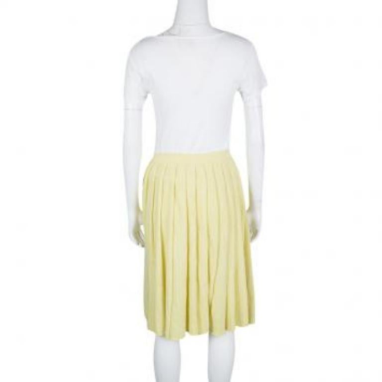 La falda amarilla de Prada garantiza una silueta favorecedora con su cómoda longitud y su bonito diseño plisado. Es una prenda perfecta para las salidas de día informales, así que combínala con un top ajustado y unas zapatillas para ir elegante.