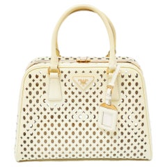 Sac à main Prada en cuir verni jaune Saffiano à cadre pyramidal
