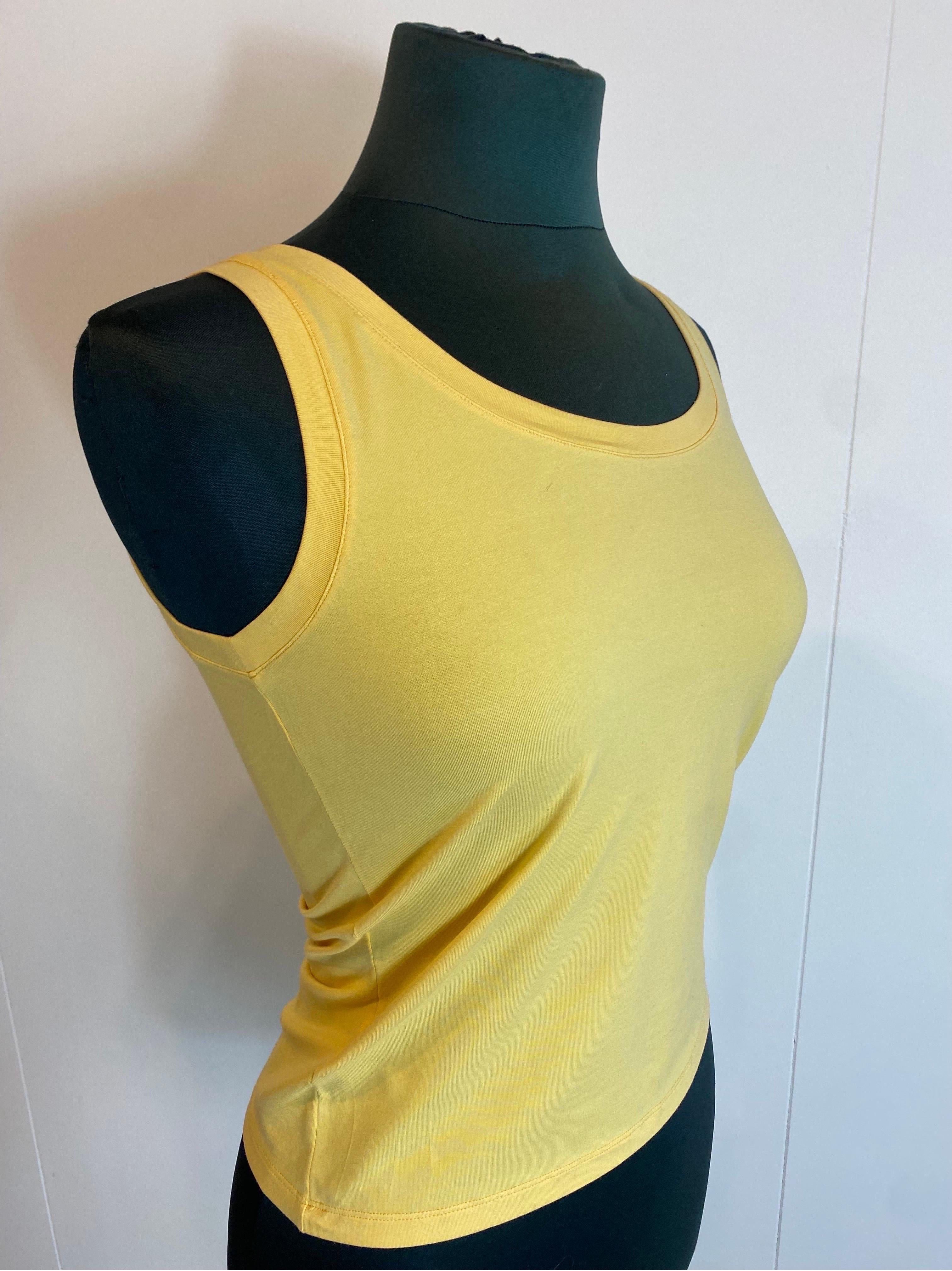 Yellow. Made of cotton and elastane.
Nice fit. International size S.
Length 47
Shoulder pads 28
Bust 39
In addition to being in good condition, it shows signs of normal use.