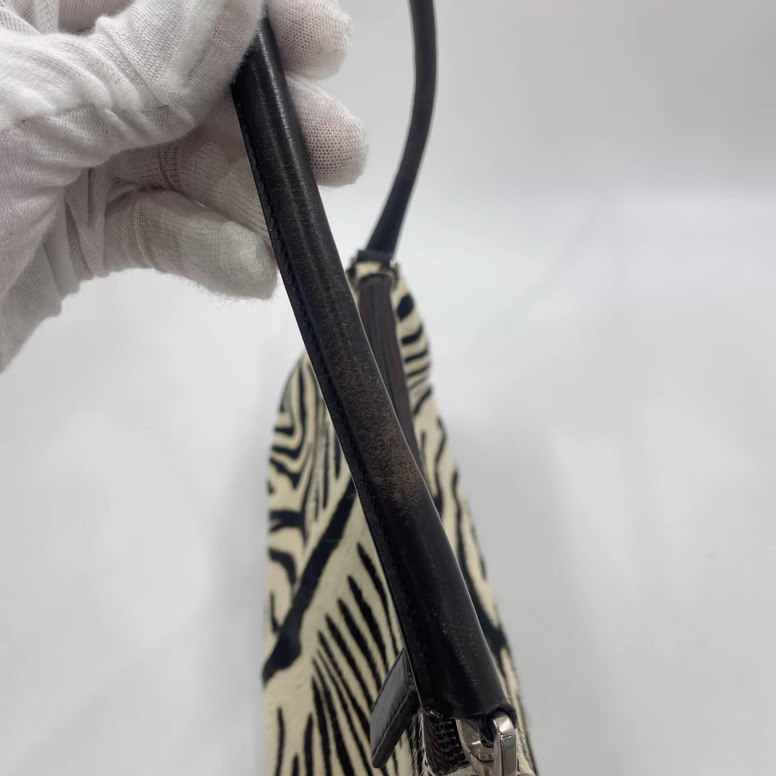 Prada - Borsa a tracolla in pelle di vitello con stampa a zebrano in vendita 11