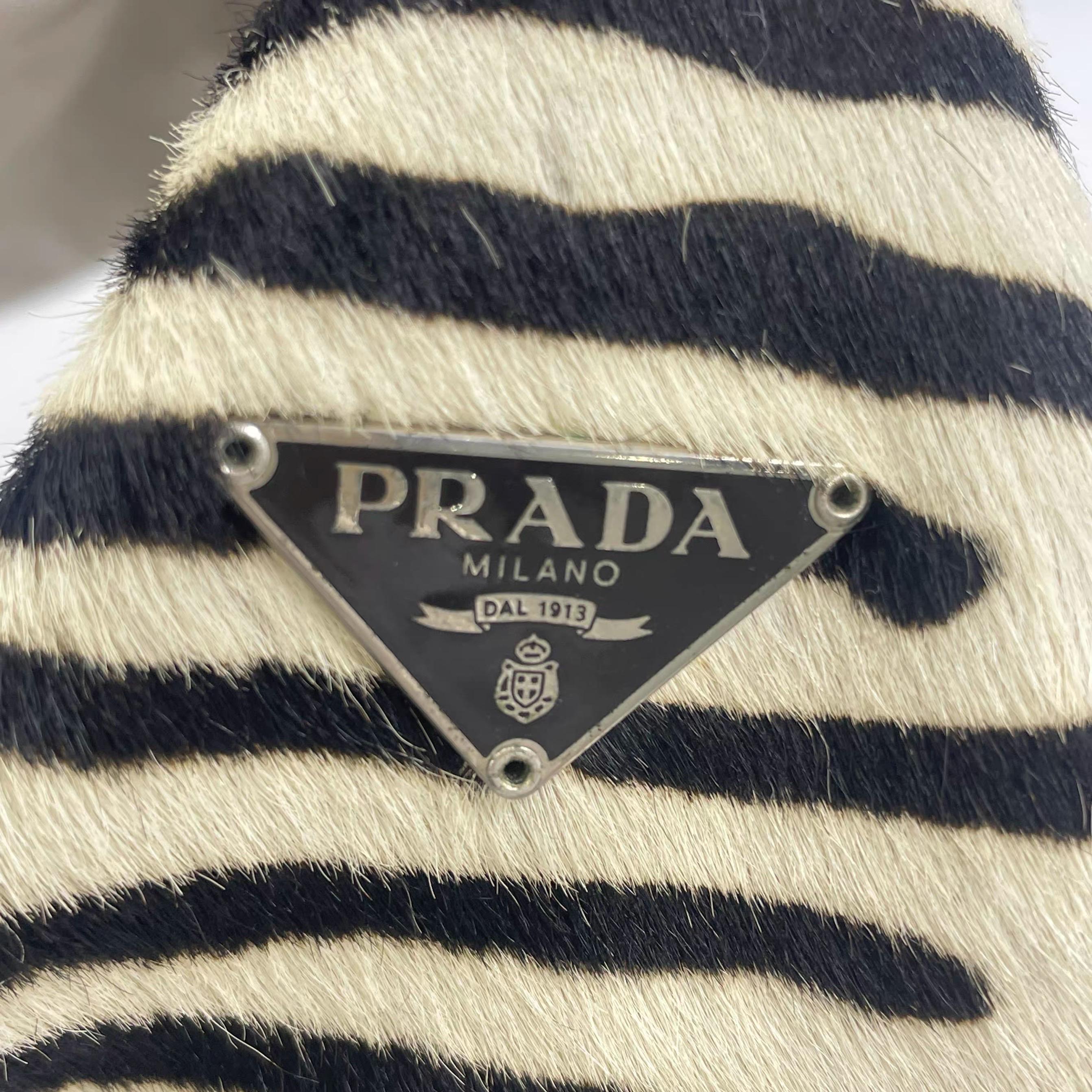 Prada - Borsa a tracolla in pelle di vitello con stampa a zebrano in vendita 12
