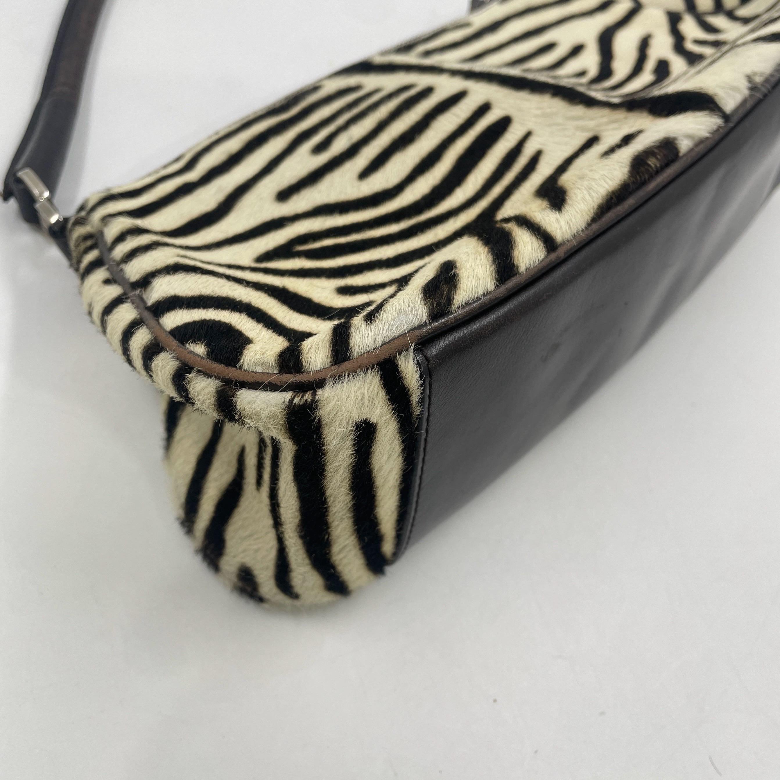 Prada - Borsa a tracolla in pelle di vitello con stampa a zebrano in vendita 14