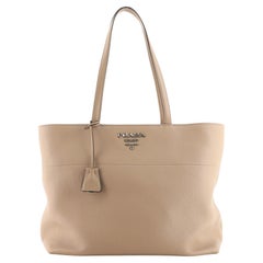 Prada Vitello Grain Einkaufstasche mit Reißverschluss Medium
