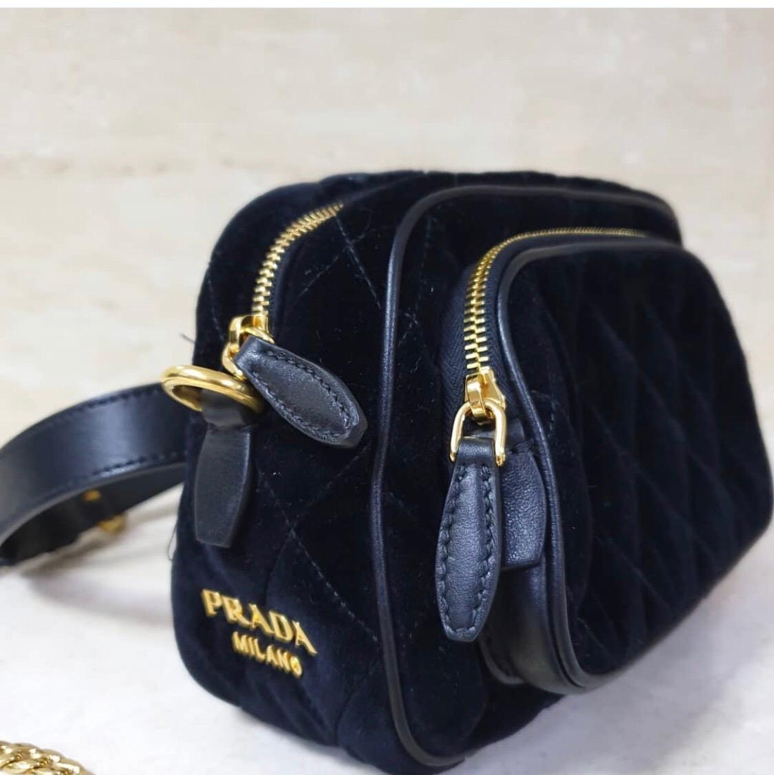 Prada convertible bag in velvet and leather with golden hardware
Interchangeable straps for use as a belt bag or crossbody bag.
Removable chain shoulder strap.
Zip-around top closure
Exterior, hanging tassels with golden rings.
Zip-around front