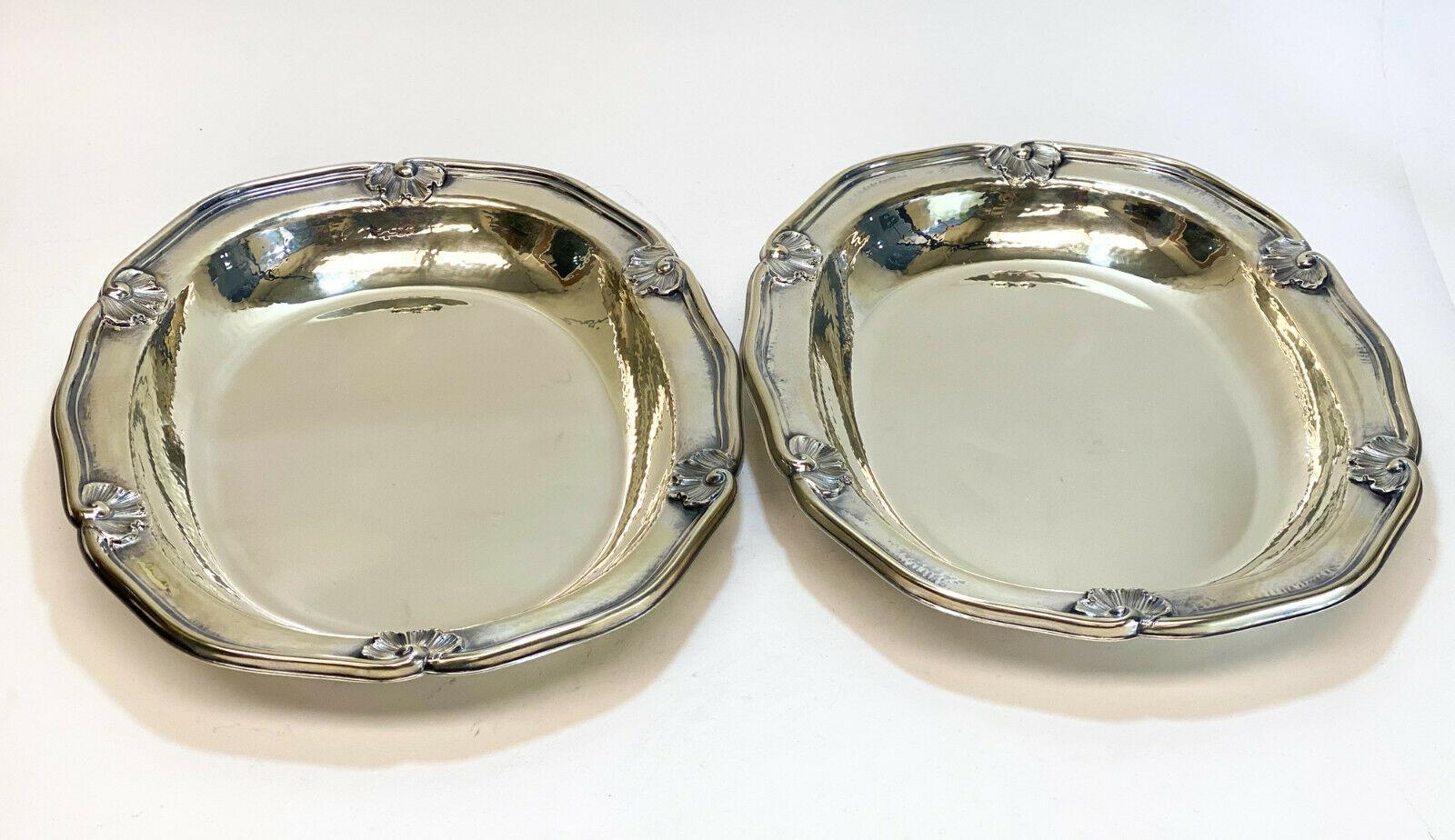 Pradella Ilario for Buccellati Italian sterling silver oval dishes. Scalloped rimmed with figural shells. Buccellati mark to the underside with the silversmith Pradella Ilario 

Weight approximate, 48 ozt

Measures: Approximate, 13.5 x 11.5 x
