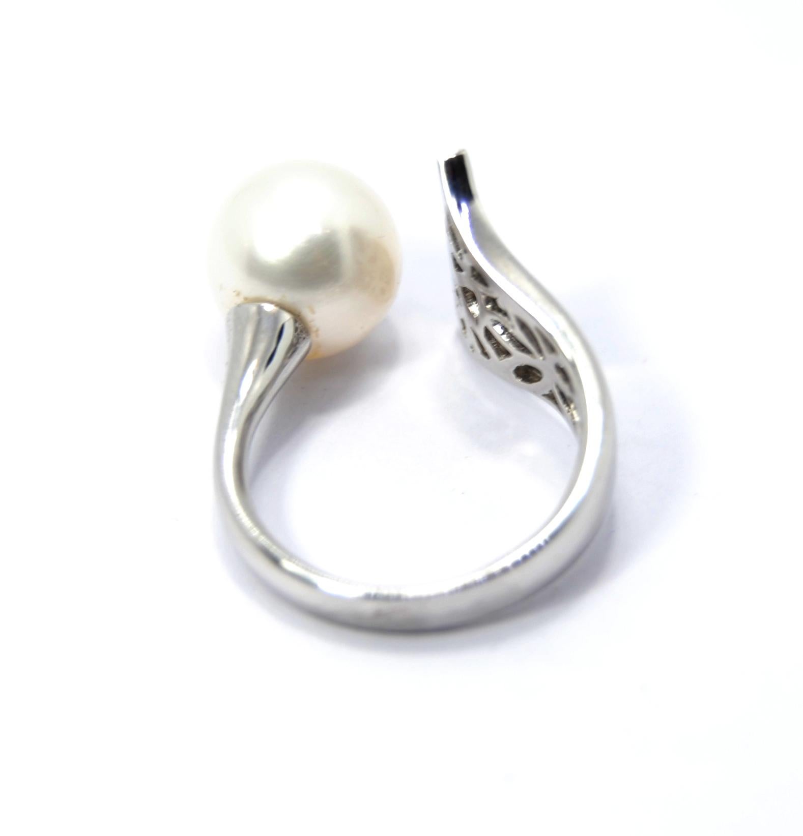 Irama Pradera is a Young designer from Spain that searches always for the best gems and combines classic with contemporary mounting and styles. 
Sleekly crafted in 18K white gold these romantic and classic cultivated white pearl  ring consist on a