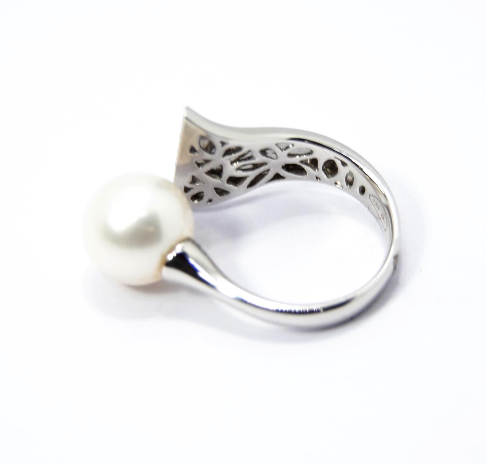 Contemporary Pradera Collection Ring with Pearl and Diamond 2 For Sale