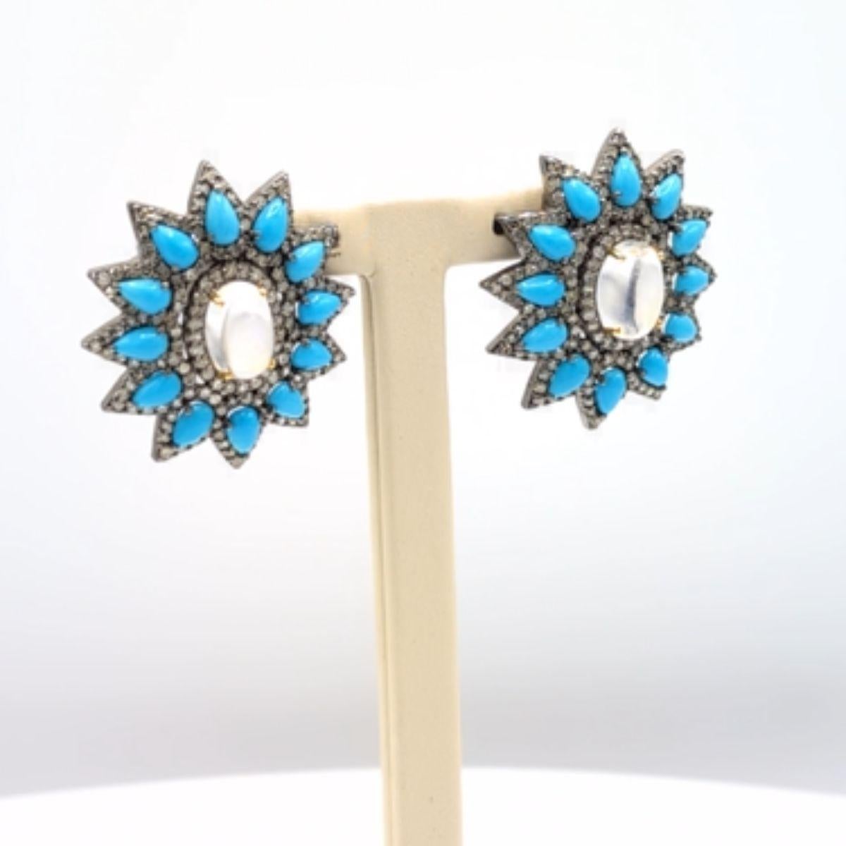 Orecchini in oro 14 carati con un peso totale di 1,23 g, argento 6,96 g, diamanti 2,61 ct, turchese 4,00 ct e pietra di luna 4,08 ct

PRADERA è un  seconda generazione di un'azienda familiare, Jewell di riferimento in Spagna, con un'ampia esperienza