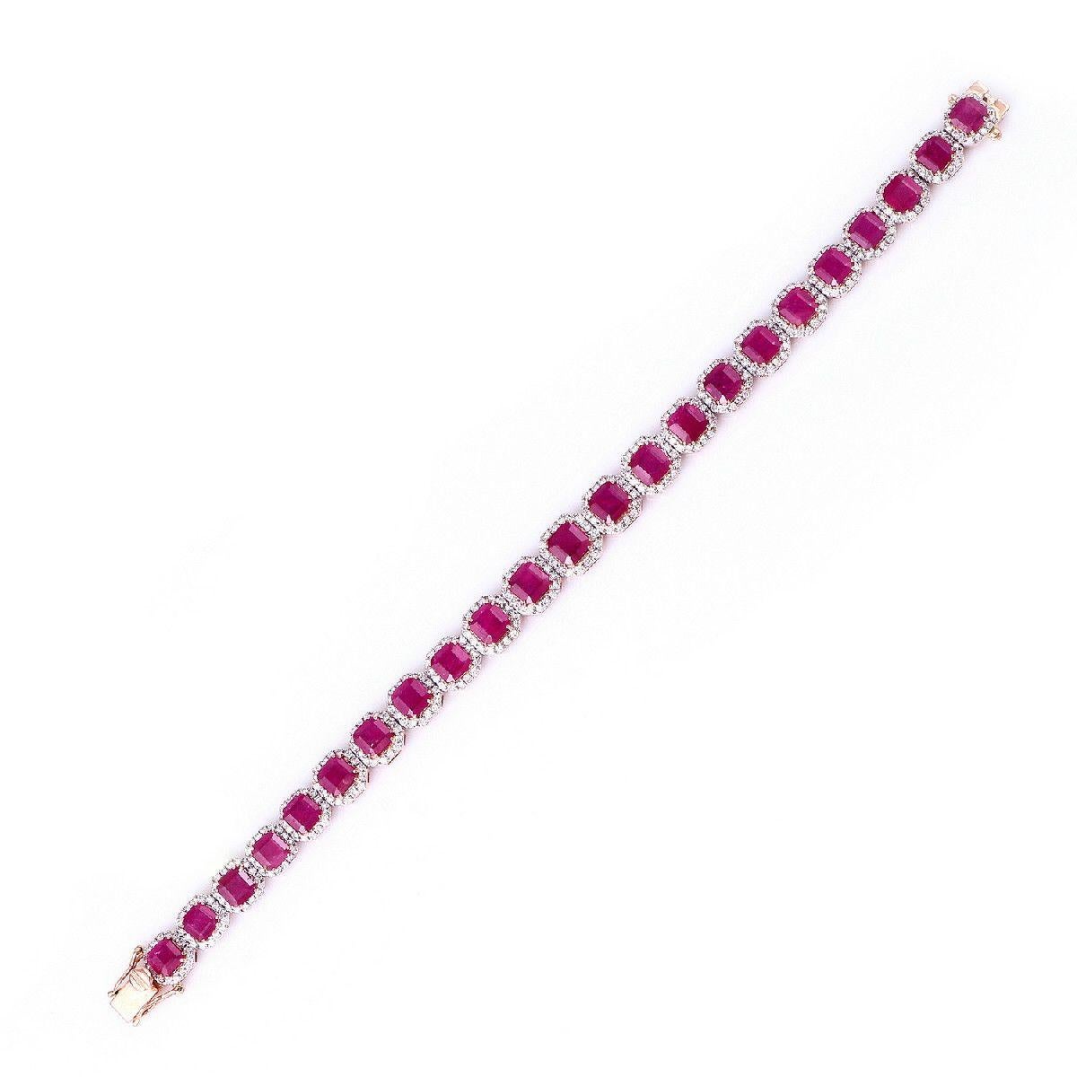 Bracciale in oro rosa 18Kt con un peso totale di 14,27 grammi, diamanti con un peso totale di 2,020 carati e rubini con un peso totale di 11,54 carati.

Pradera Irama è una giovane designer spagnola che ricerca sempre le gemme migliori e combina
