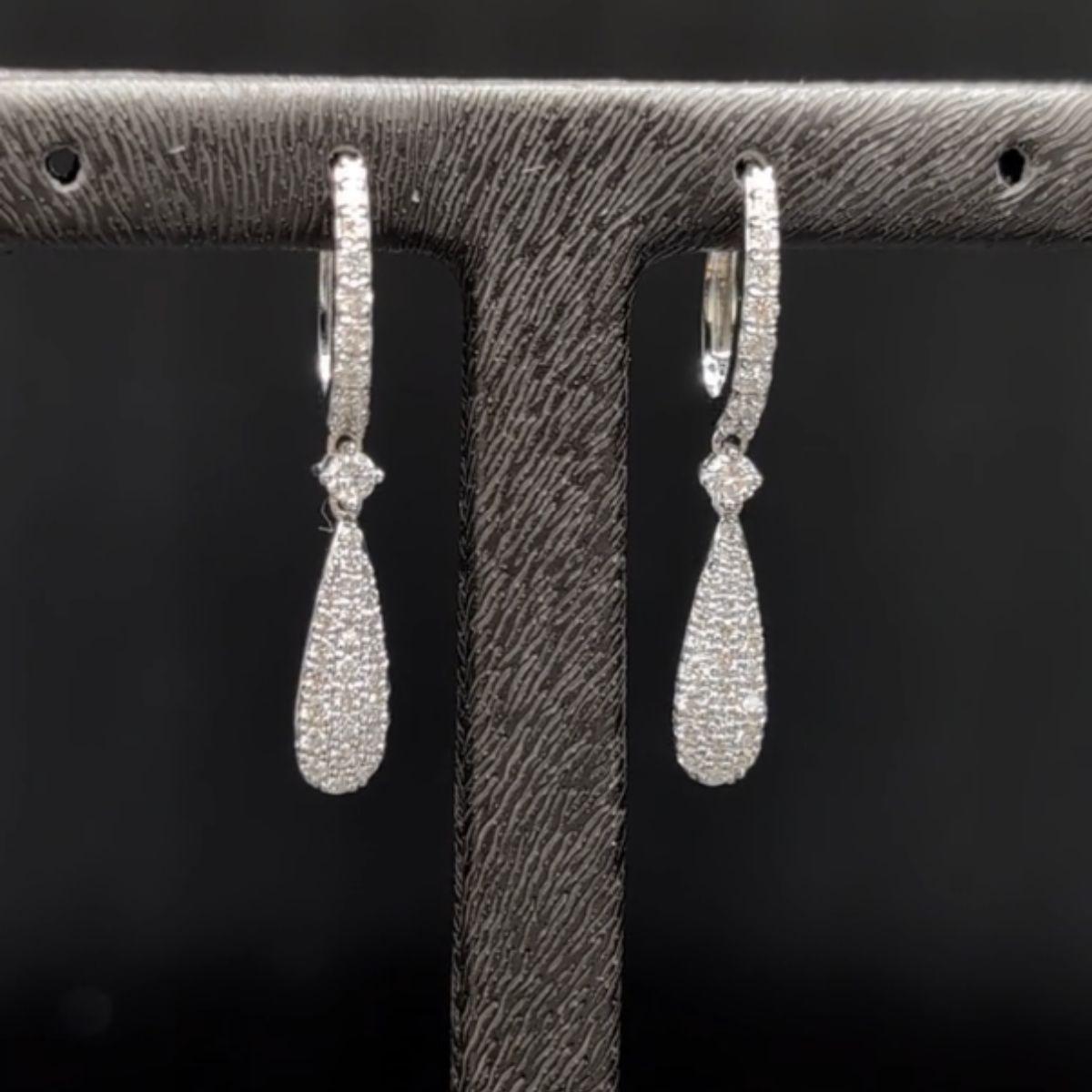 Pendientes de oro blanco de 18 quilates con un peso total de 3,08 gramos y 68 diamantes con un peso total de 0,57 quilates

Irama Pradera es una joven diseñadora española que busca siempre las mejores joyas y combina montajes y estilos clásicos con