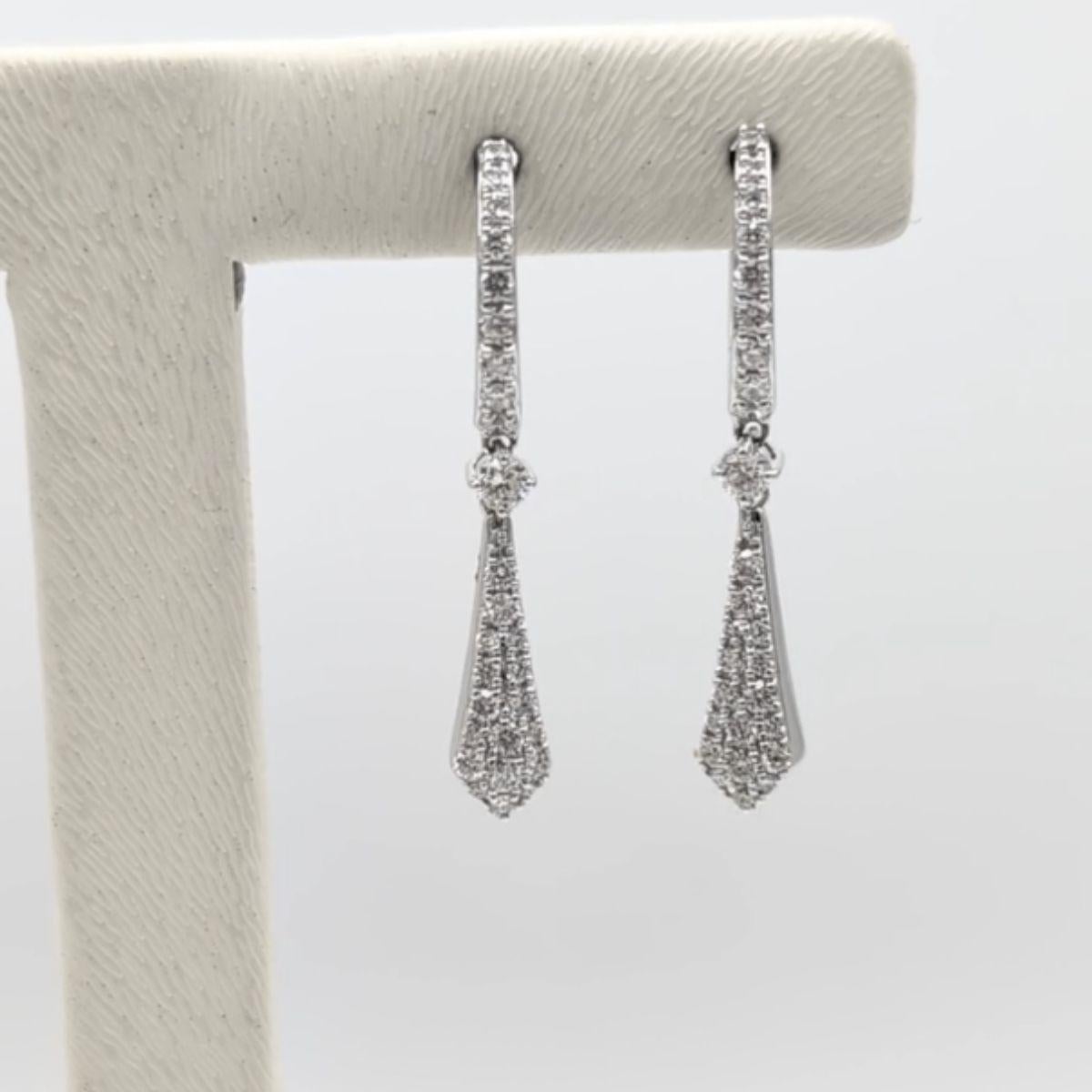 Orecchini in oro bianco 18 carati con un peso totale di 3,05 grammi e 54 diamanti con un peso totale di 0,56 carati

Pradera Irama è una giovane designer spagnola che ricerca sempre le gemme migliori e combina montaggi e stili classici e