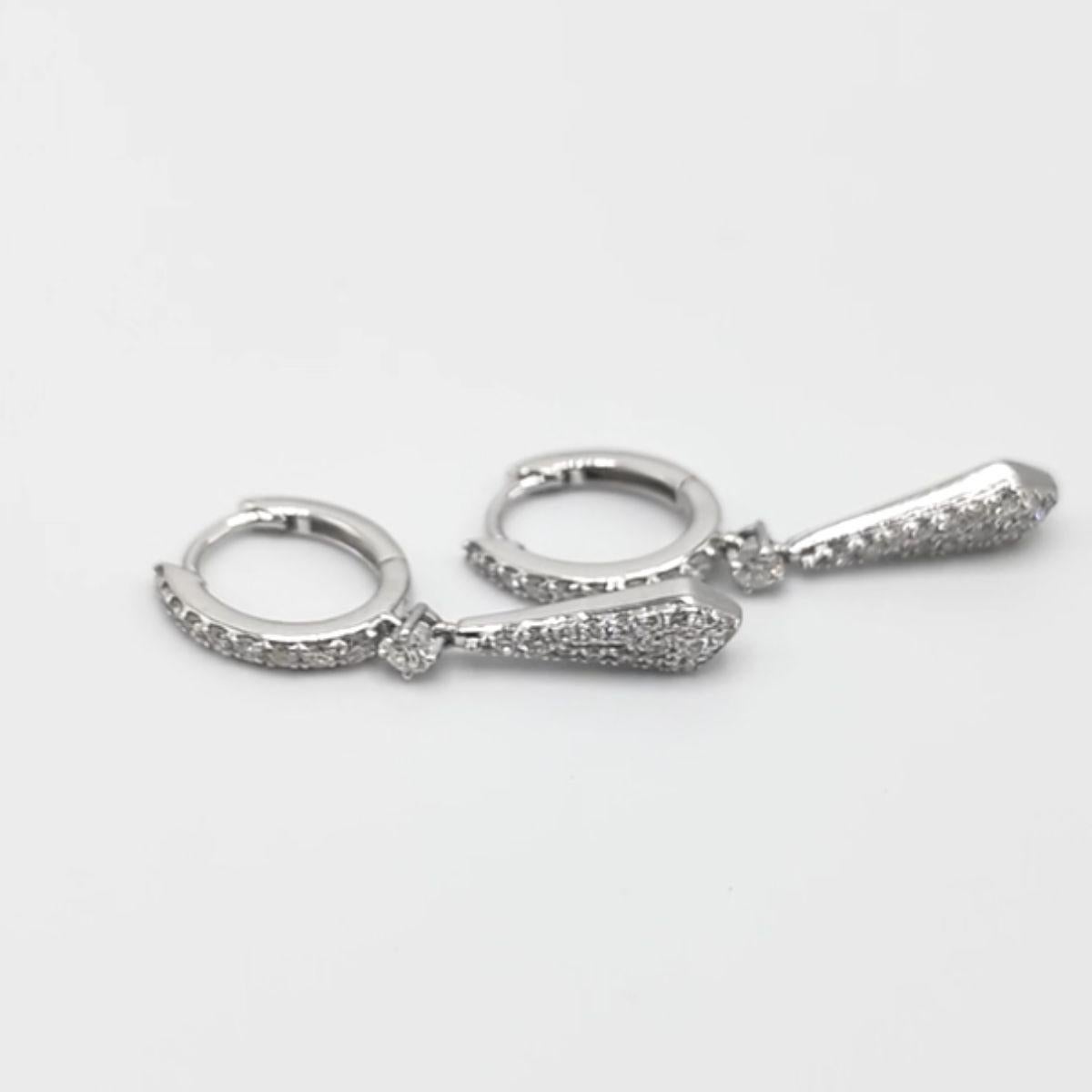 Taglio brillante Orecchini in oro bianco 18 carati con diamanti di Pradera Jewels in vendita