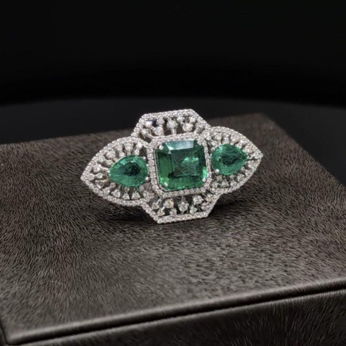 Taglio smeraldo Anello Pradera Jewels in oro bianco 18 carati con diamanti e smeraldi in vendita