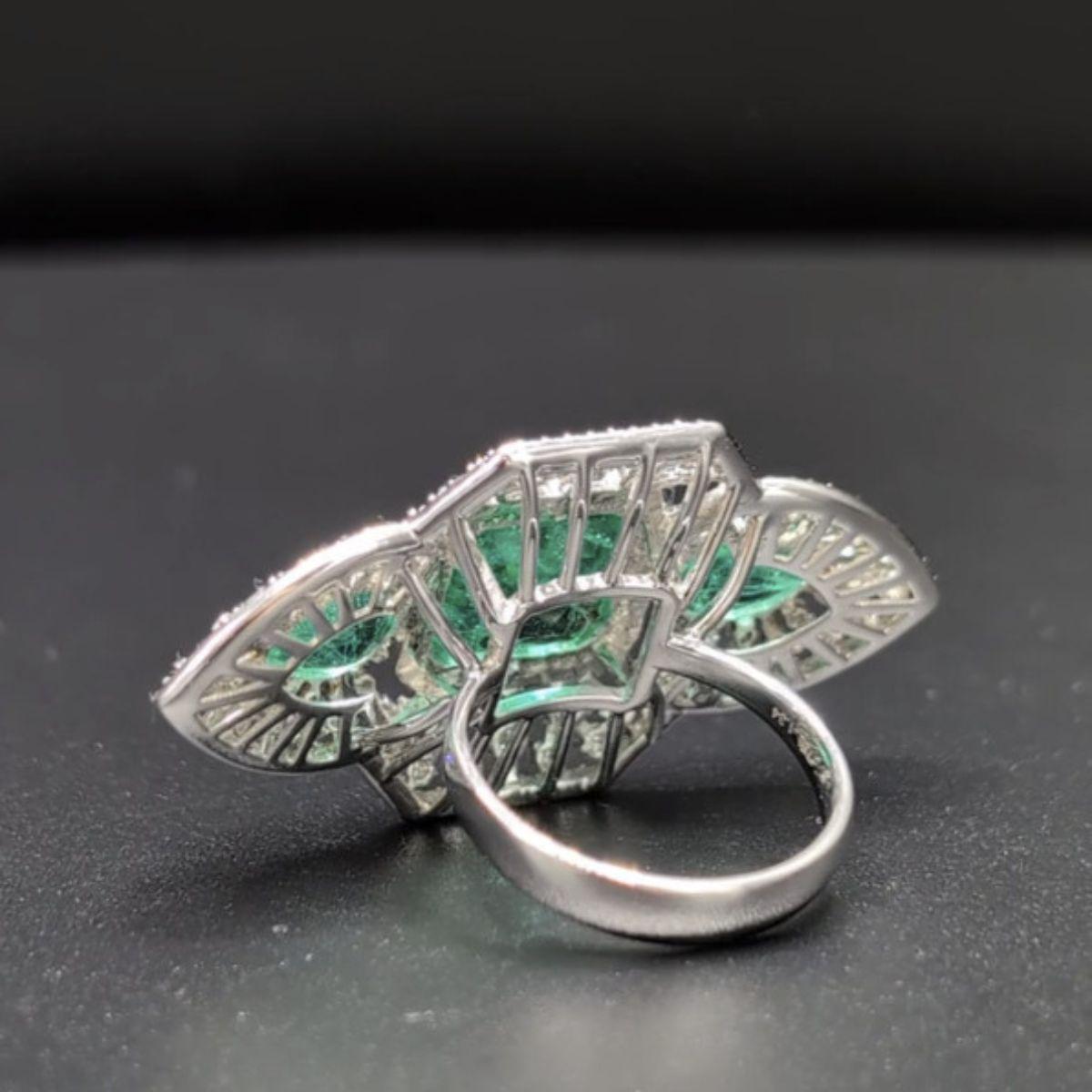 Contemporaneo Anello Pradera Jewels in oro bianco 18 carati con diamanti e smeraldi in vendita