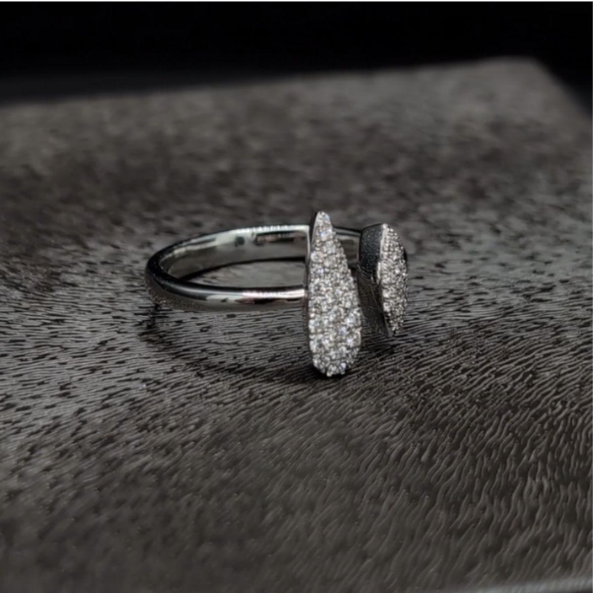 Ring aus 18 Karat Weißgold mit einem Gesamtgewicht von 3,62 Gramm und 39 Diamanten mit einem Gesamtgewicht von 0,23 Karat.

Irama Pradera ist eine junge Designerin aus Spanien, die immer auf der Suche nach den besten Edelsteinen ist und klassische