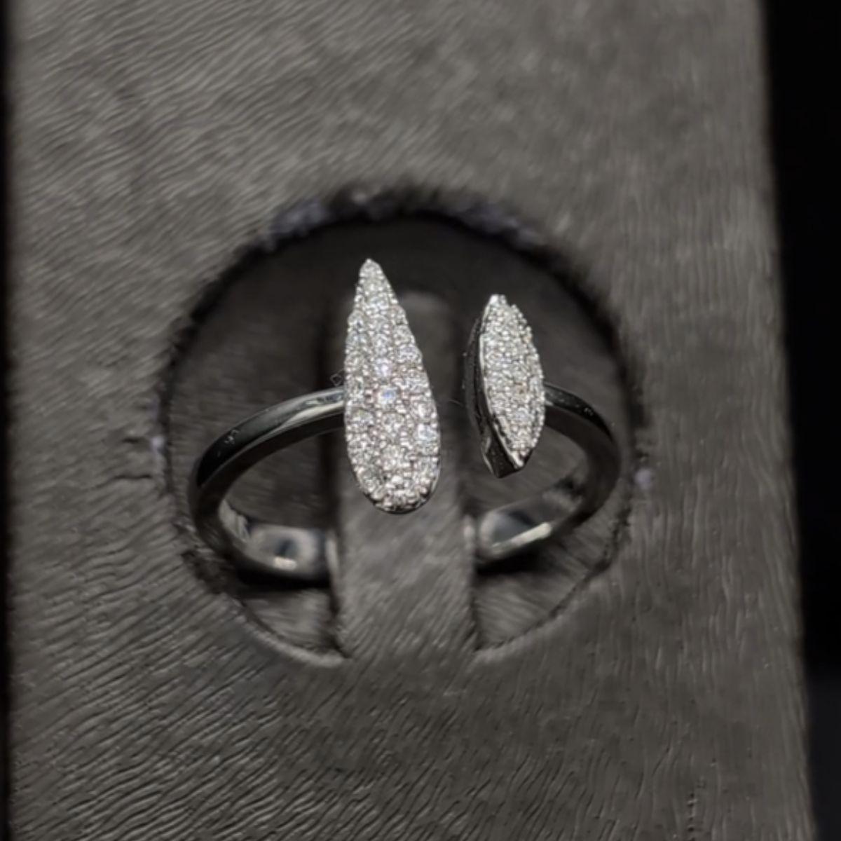 Pradera Jewels 18k Weißgold Ring mit Diamanten (Zeitgenössisch) im Angebot