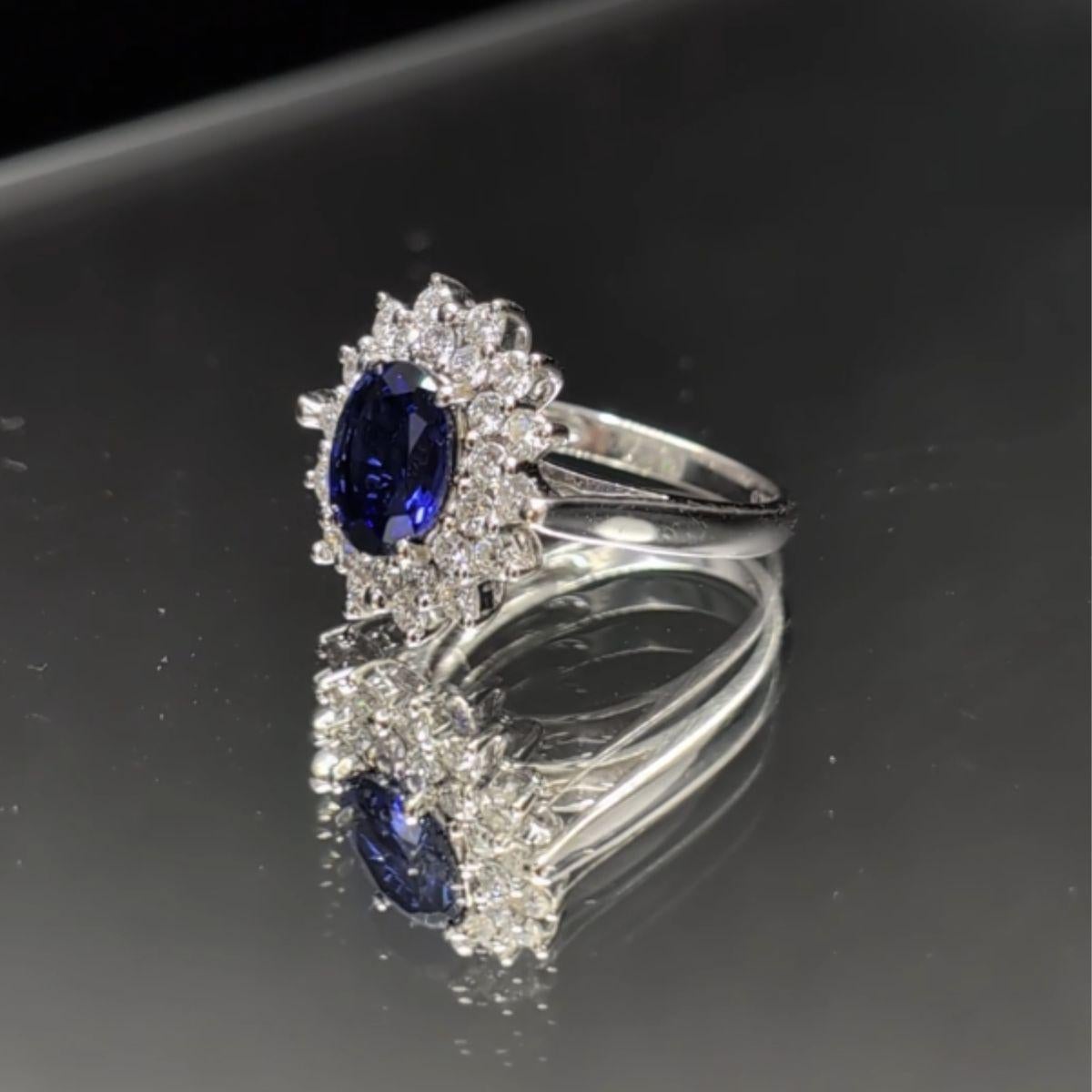 Anillo de oro blanco de 18 quilates con un peso total de 4,81 gramos, 32 diamantes con un peso total de 0,59 quilates y 1 zafiro de difusión con un peso total de 1,10 quilates.

La 