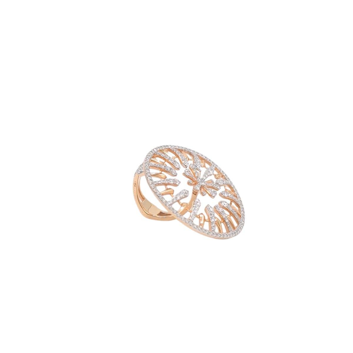 Bague en or jaune 18 carats, sertie de diamants dans un motif circulaire ajouré avec un motif floral central.

La 