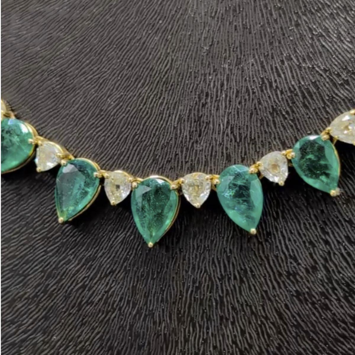 
Collier en or jaune 18 carats d'un poids total de 19,66 grammes, diamants d'un poids total de 4,98 carats et émeraudes d'un poids total de 21,60 carats.

Irama Pradera est une jeune créatrice espagnole qui recherche en permanence les meilleures