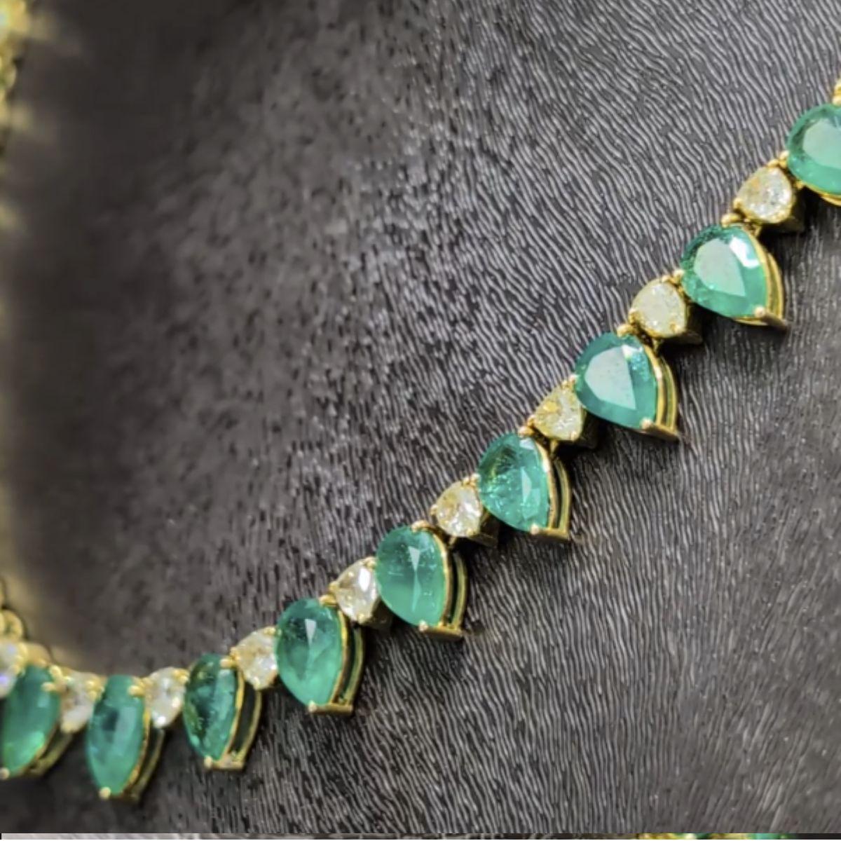 Contemporain Pradera Jewels Collier en or jaune 18 carats avec diamants et émeraude en vente