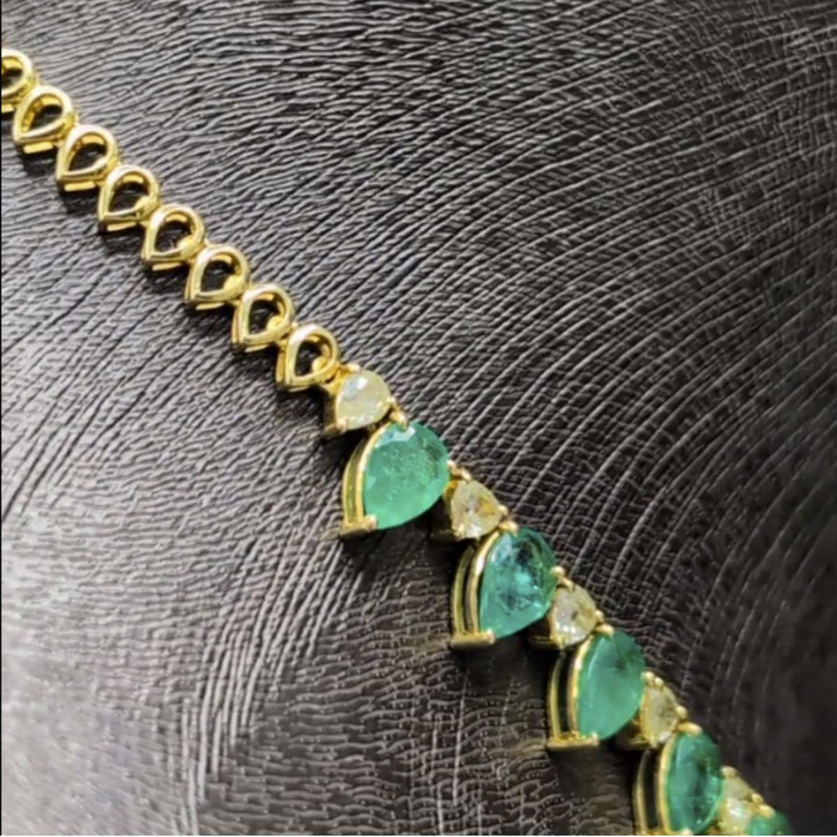 Perle Pradera Jewels Collier en or jaune 18 carats avec diamants et émeraude en vente