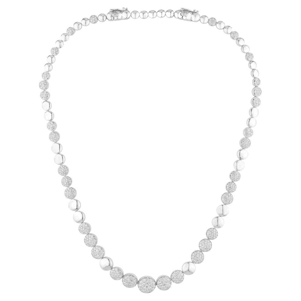 Collier en or jaune 18Kt d'un poids total de 32,52 grammes et 133 diamants d'un poids total de 7,05 carats.

Irama Pradera est une jeune créatrice espagnole qui recherche en permanence les meilleures pierres précieuses et combine des montages et des