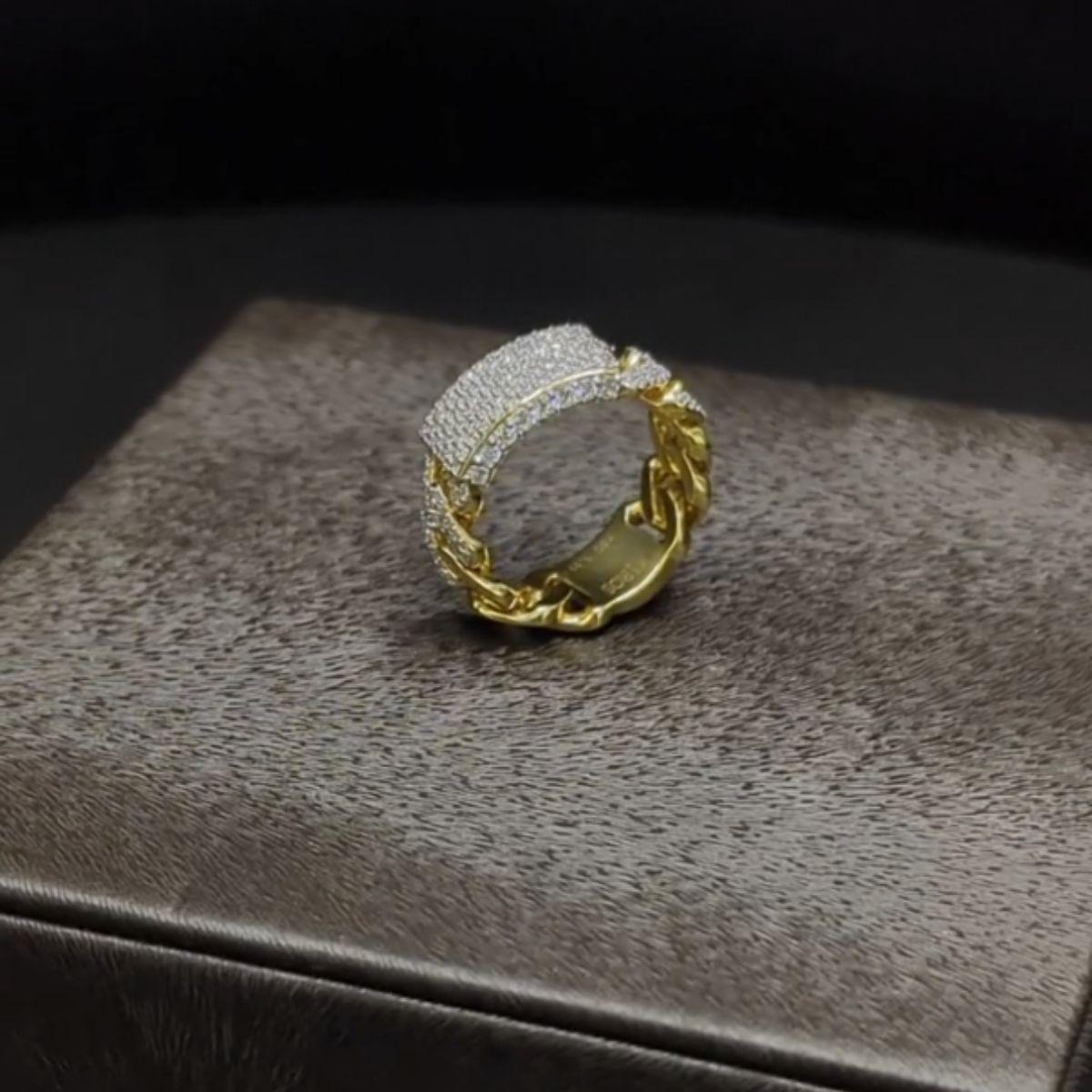 Bague en or jaune 18 carats d'un poids total de 10,56 grammes et 169 diamants d'un poids total de 1,20 carats.

Irama Pradera est une jeune créatrice espagnole qui recherche en permanence les meilleures pierres précieuses et combine des montages et