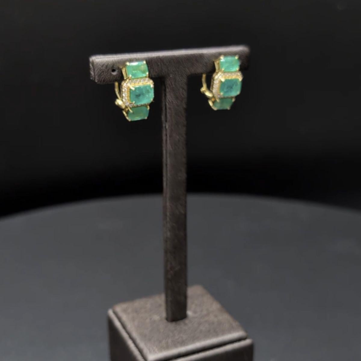 Boucles d'oreilles en or jaune 18 carats d'un poids total de 4,17 grammes, diamants d'un poids total de 0,27 carats et émeraudes d'un poids total de 4,08 carats.

DÉLAI DE PRODUCTION 4 SEMAINES

Irama Pradera est une créatrice espagnole dynamique et