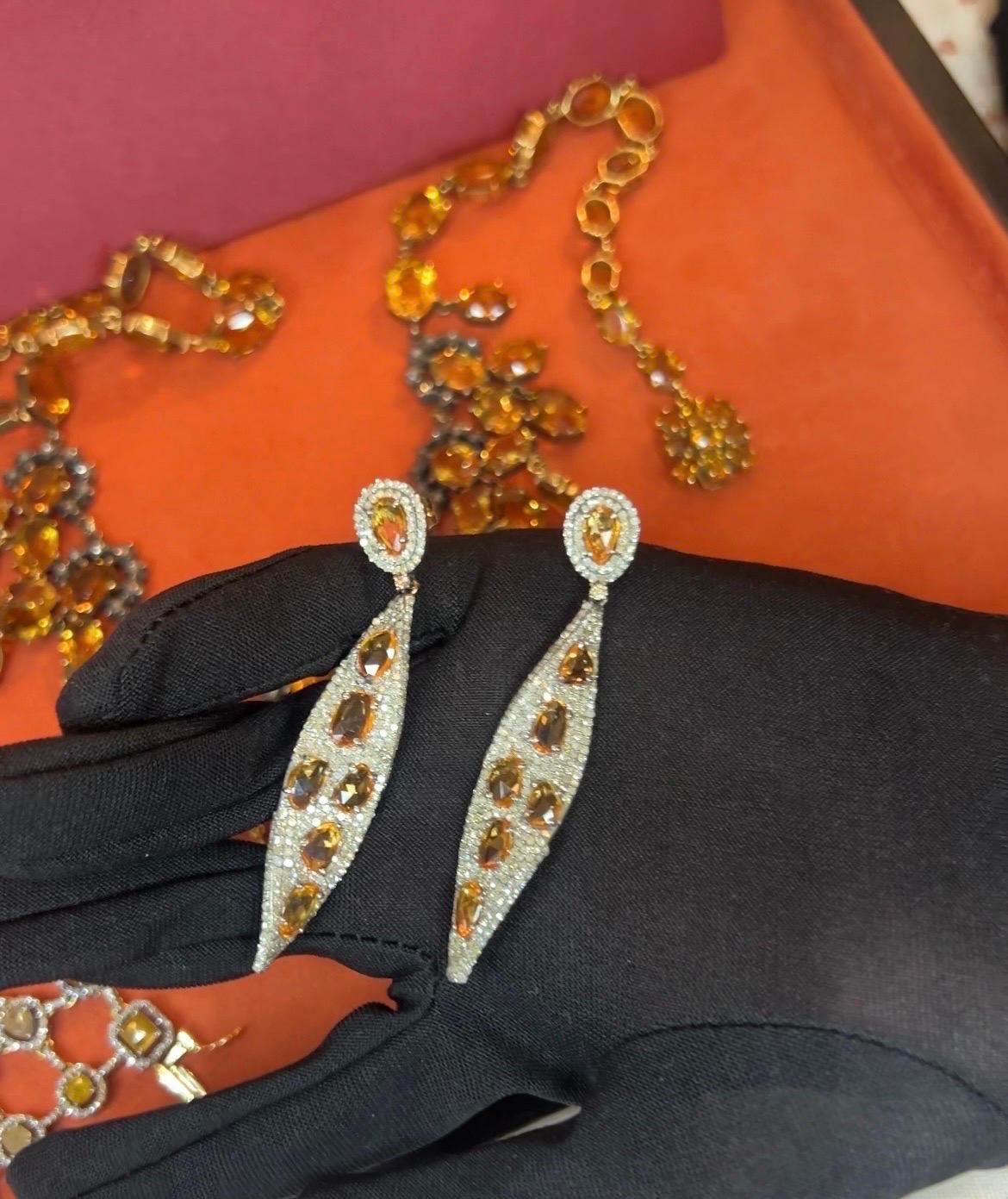 Orecchini in 14k  Oro, Argento, Diamanti e Zaffiri gialli
Orecchini in oro  peso complessivo di 1,43 grammi, l'argento con un peso complessivo di  8,92 grammi,  diamanti per un peso totale di 3,07 carati e 14 saphire gialli per un peso totale di