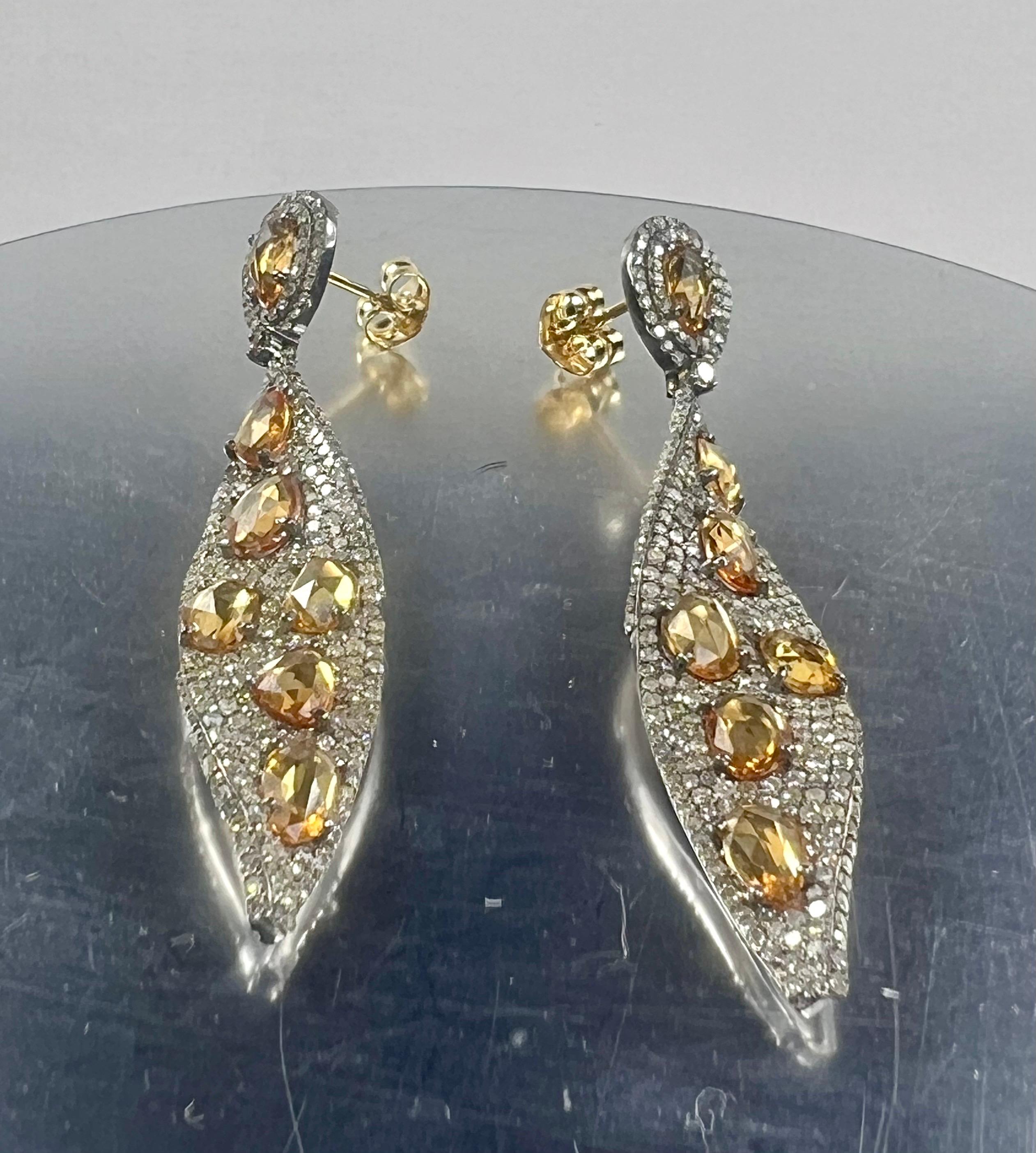 Taglio brillante Pradera Jewels D'Art Orecchini in oro e argento con diamanti e zaffiro giallo in vendita