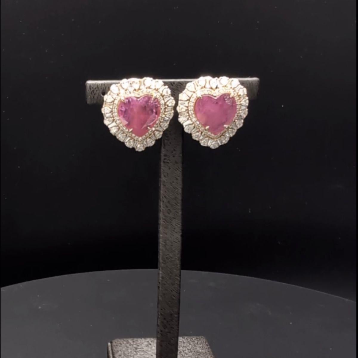 Ohrringe aus 18 Karat Gelbgold mit einem Gesamtgewicht von 4,17 Gramm, Diamanten mit einem Gesamtgewicht von 0,27 Karat und Smaragden mit einem Gesamtgewicht von 4,08 Karat

PRODUKTIONSZEIT 4 WOCHEN

Irama Pradera ist eine dynamische und