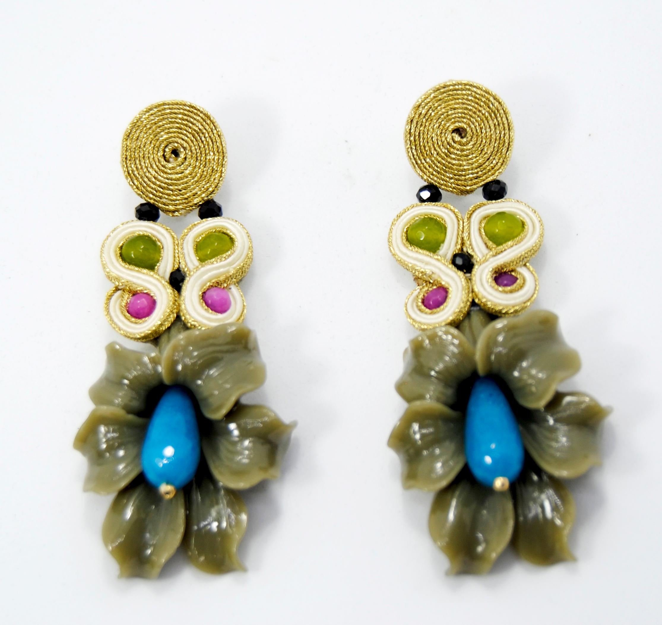 Soutache Technique earrings a Joint venture of Joyería Pradera and Musula Jewels where they create Colorful, Lively and Light Travel Jewelry that has an Iconic touch and give a modern and stylish look.
Soutache Earrings made with silk thread and