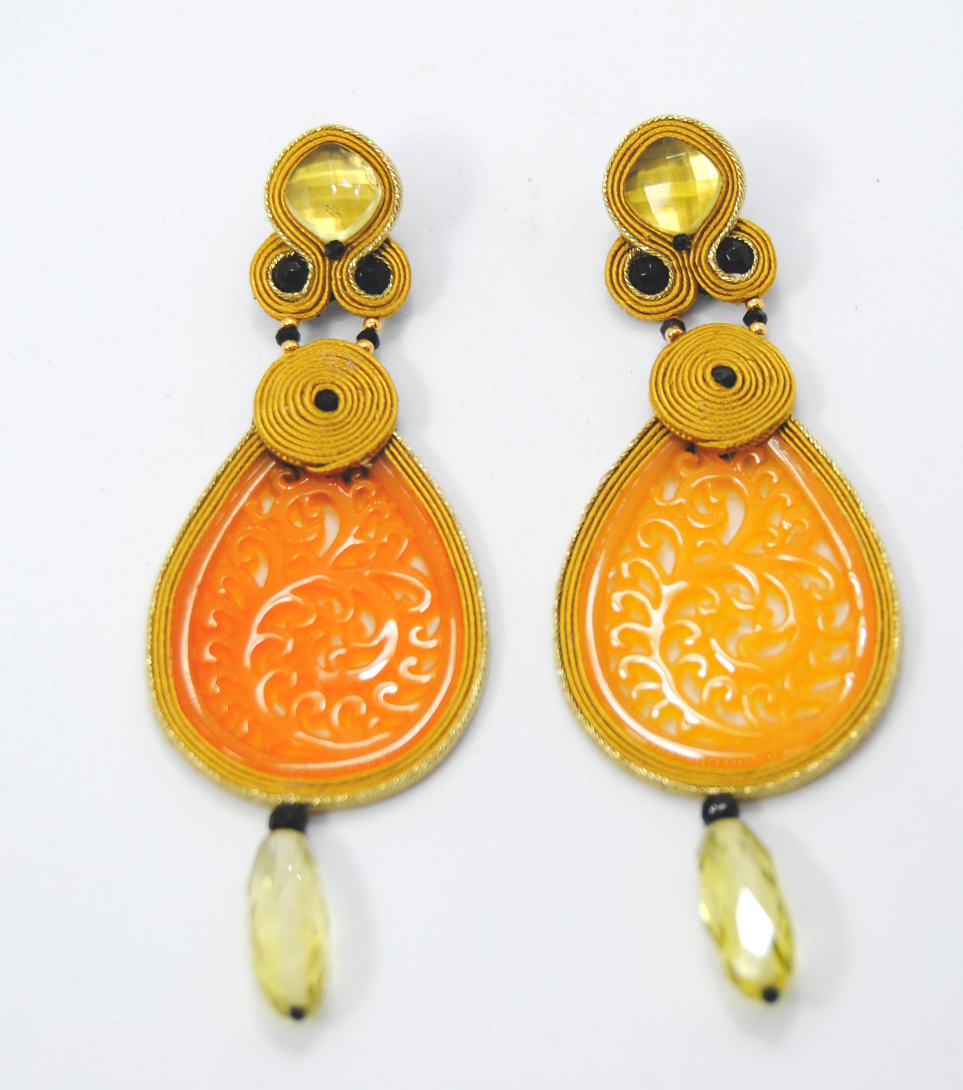 Soutache Technique earrings a Joint venture of Joyería Pradera and Musula Jewels where they create Colourful, Lively and Light Travel Jewelry that has an Iconic touch and give a modern and stylish look.
Head and chandelier are  of carved orange