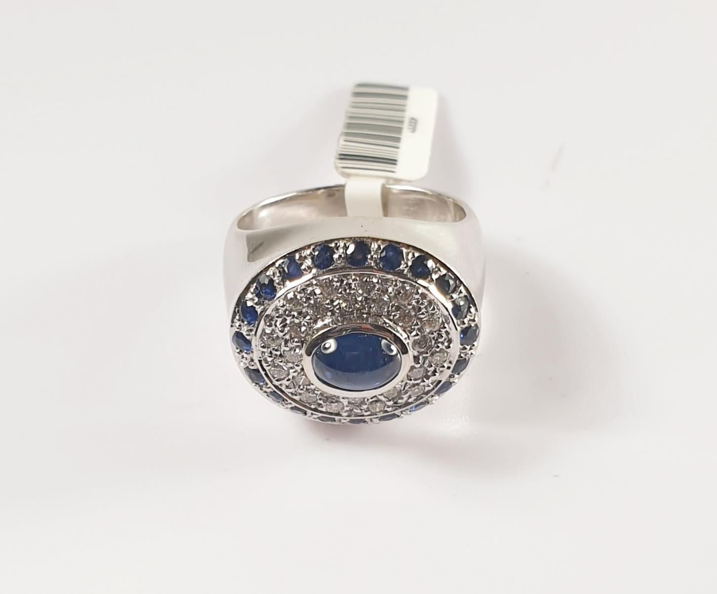 Pradera-Ring mit einem zentralen Saphir und kleinen Saphiren und Diamanten (Zeitgenössisch) im Angebot