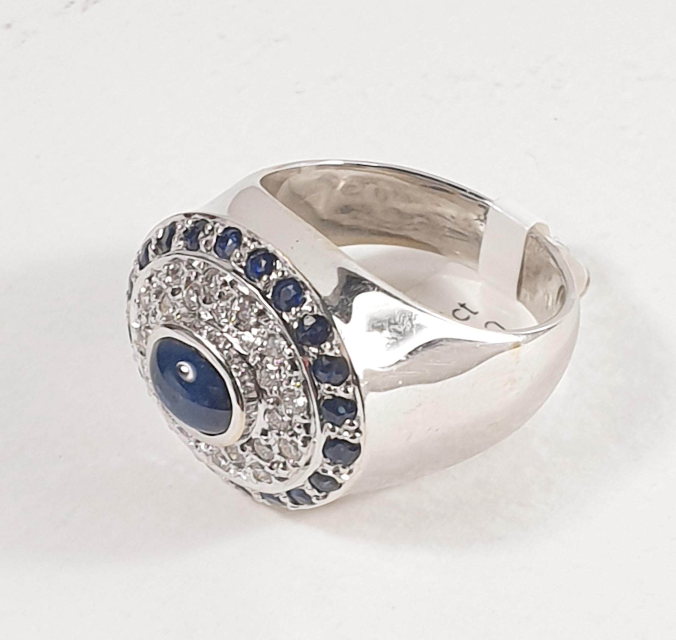 Pradera-Ring mit einem zentralen Saphir und kleinen Saphiren und Diamanten (Brillantschliff) im Angebot