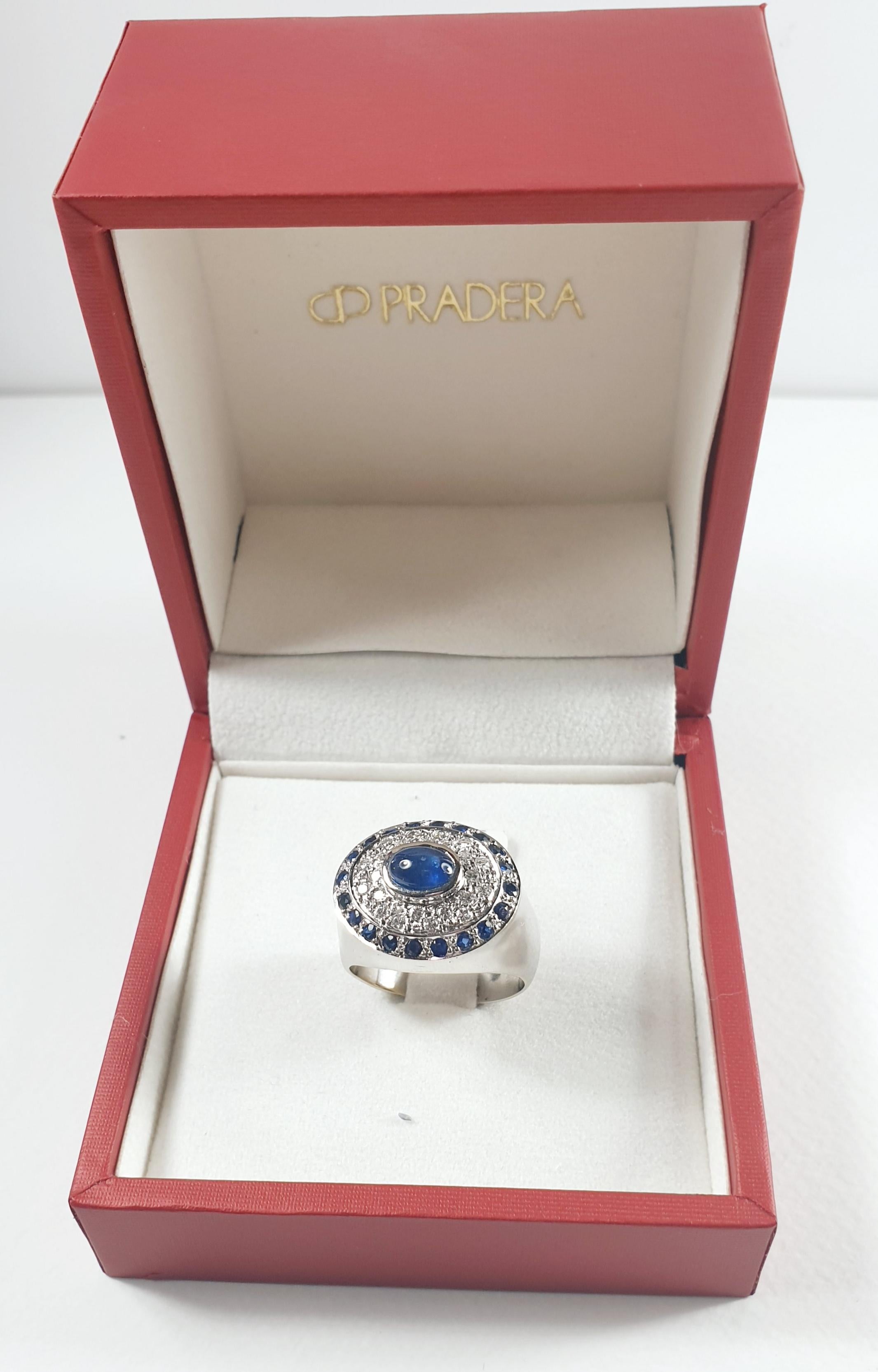 Pradera-Ring mit einem zentralen Saphir und kleinen Saphiren und Diamanten Damen im Angebot