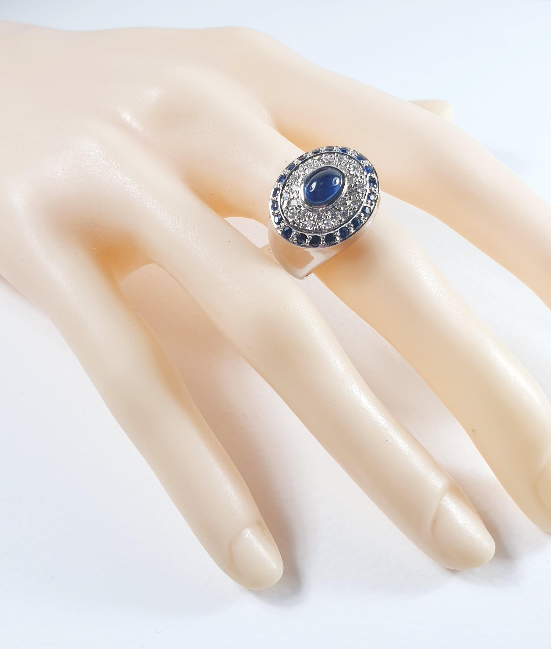 Pradera-Ring mit einem zentralen Saphir und kleinen Saphiren und Diamanten im Angebot 2