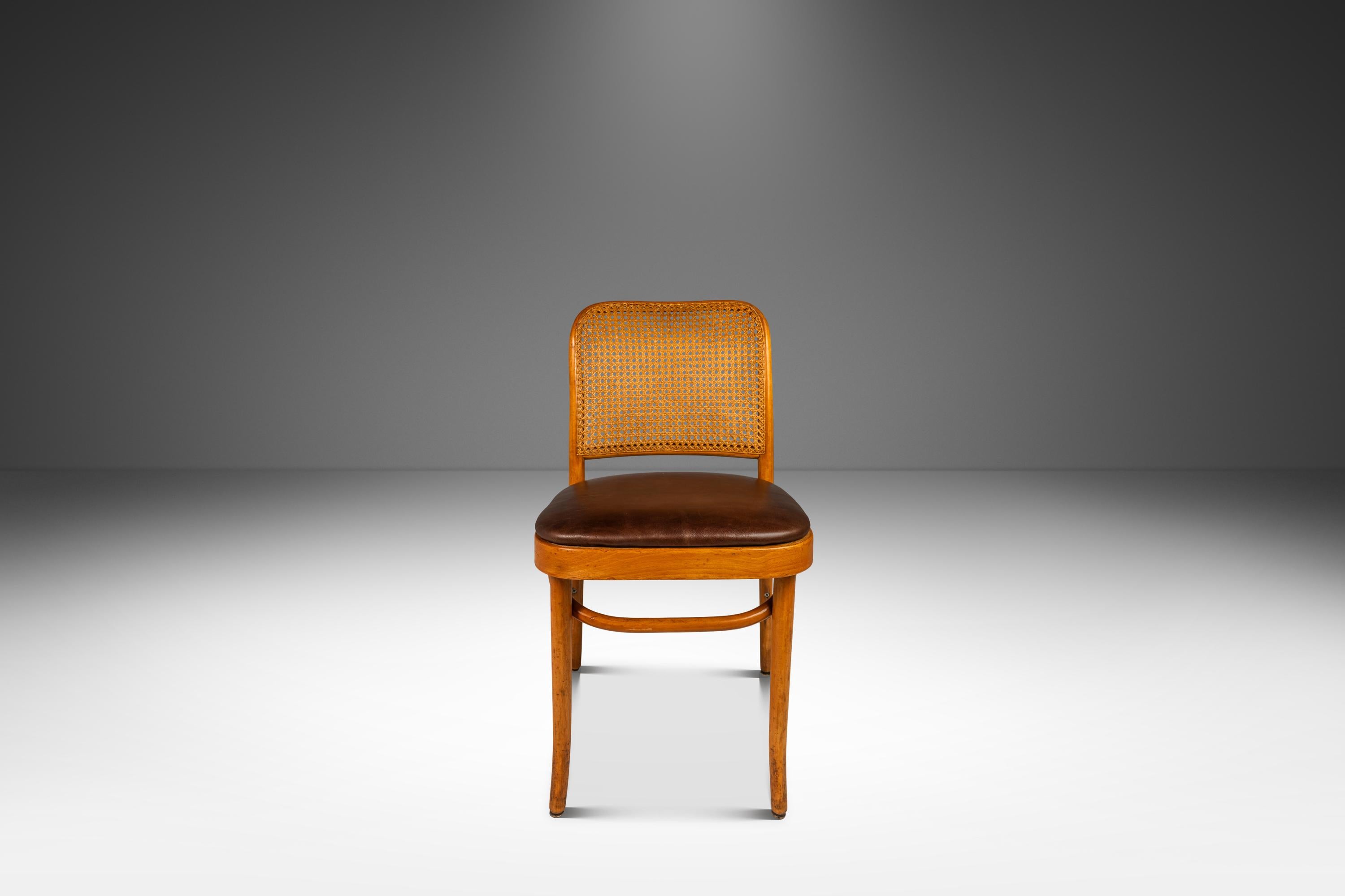 Voici une rare et magnifique chaise d'appoint Prague Model 811 en bois courbé, réalisée par ou d'après les célèbres designers Josef Frank et Josef Hoffmann pour Stendig. Conçue dans les années 1960, cette chaise est une véritable représentation du