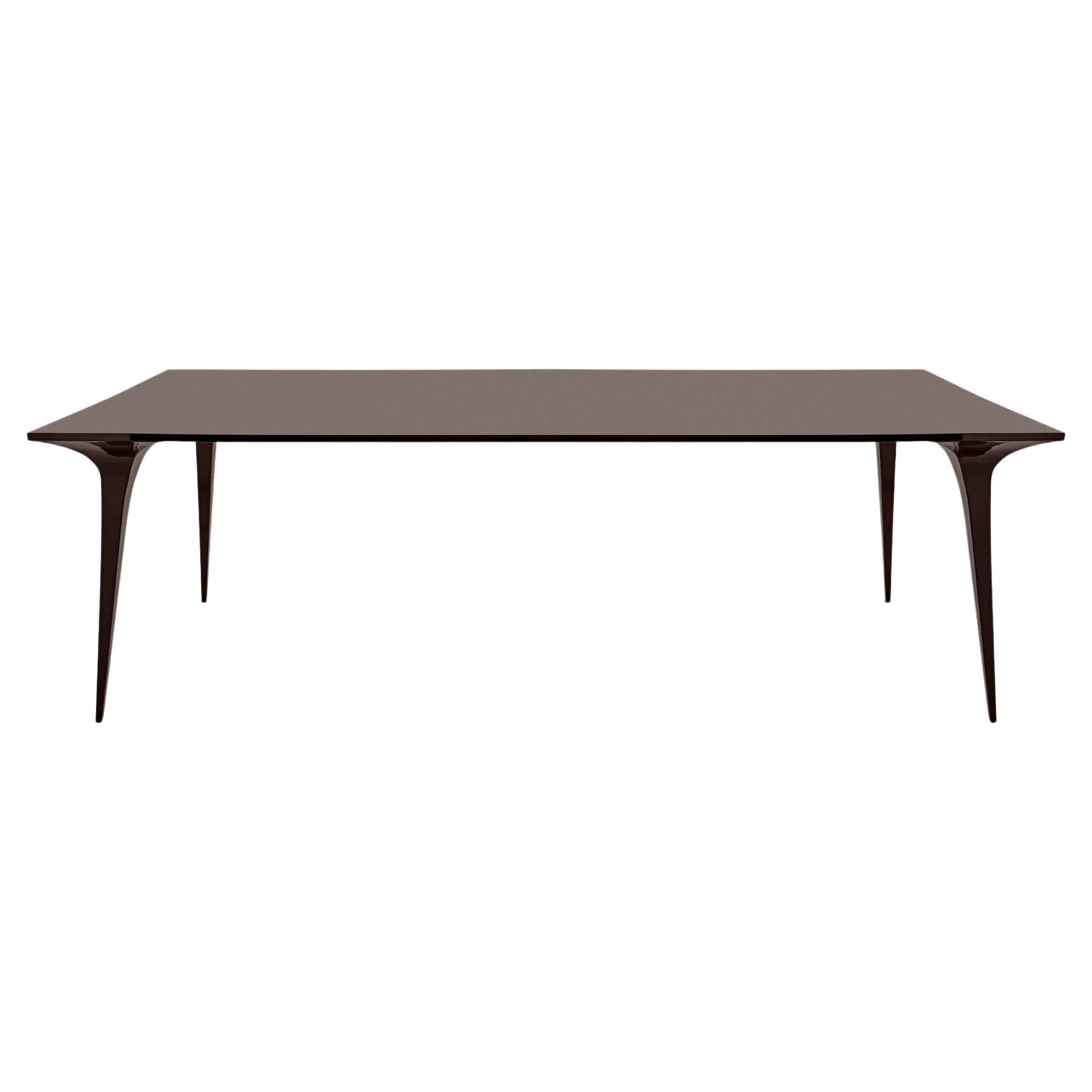 Prager Tisch mit elegantem Design und einzigartigen Beinendetails
